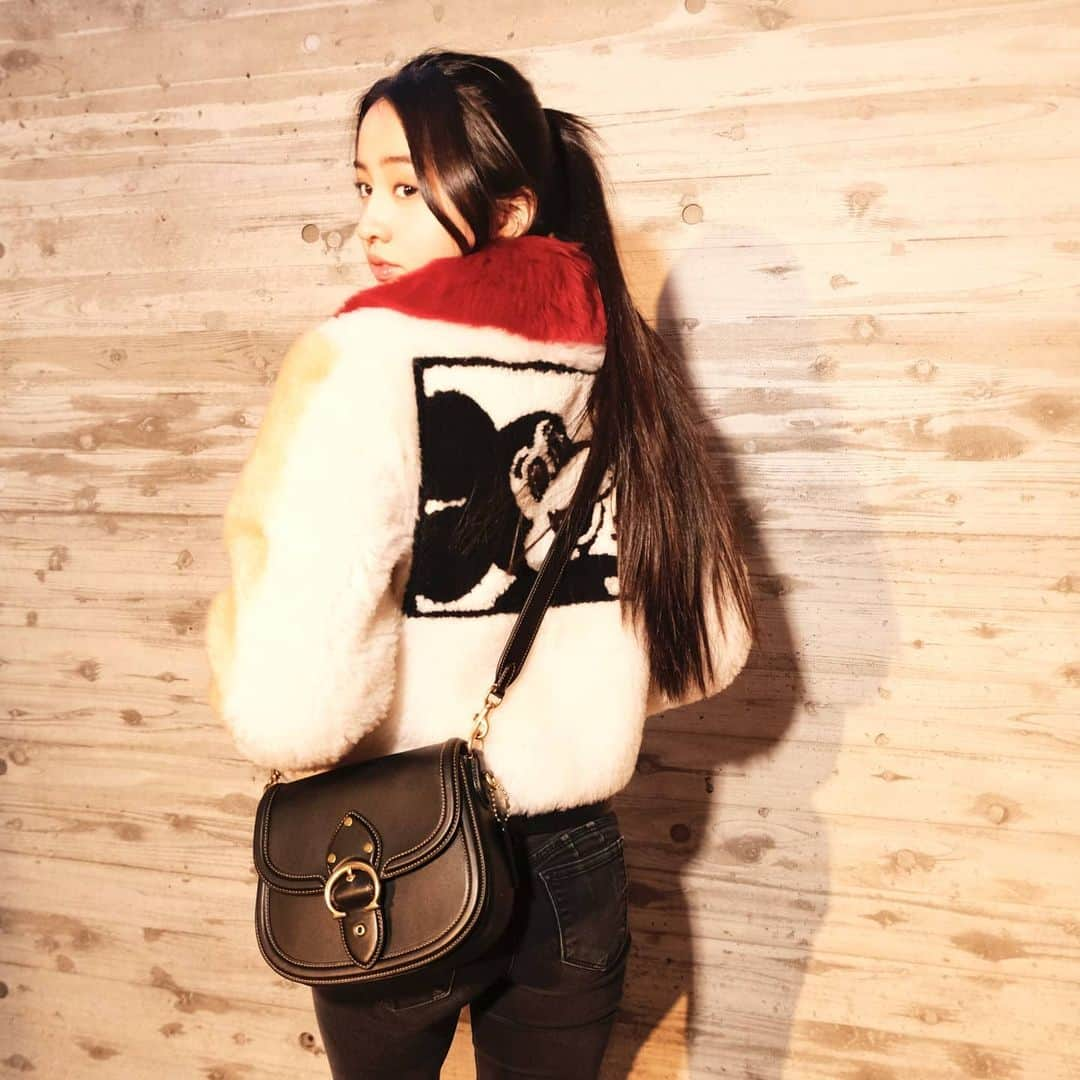 kokiさんのインスタグラム写真 - (kokiInstagram)「Fluffy warm jacket ❤️ The beat bag is a classic to go with everything!   モコモコジャケット❤️ 色々なお洋服と組み合わせが出来るBeat バッグ！  @coach @stuartvevers  #disneyxharingxcoach #CoachNY #TheBeatBag   📷 by sis 💗」1月26日 12時36分 - koki