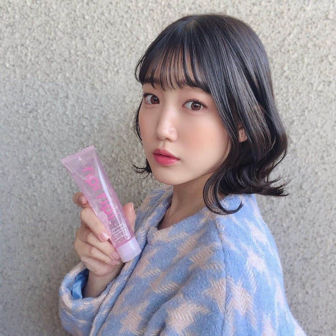 鈴木志歩のインスタグラム：「濡れ感と束感を作るヘアグロス🌷 . 前髪や髪のセットで何のスタイリング剤を使ってるかたまに質問頂くので紹介します✨ . @ripiripi_official ピンクのヘアグロス💗 . キラキララメラメのパッケージがまずかわいい🤤💕 ちなみにラメはパッケージだけで、ジェルには付いてません✨ . ジェルは粘度のあるタイプで、手のひらで伸ばすと体温で溶けてオイルのように変化するよ！ . 普通のオイルだとなかなか作り出せない濡れ感と束感がすぐに作れるから巻いた時はいつもつけてる👌🏻 ただつけすぎには注意です⚠️ . 程よい濡れ感なので、艶っぽくなって韓国ヘアに仕上げれるからオススメ😉 . . #ripiripi #リピリピ #ヘアスタイリング #濡れ髪 #ヘアセット #ヘアアレンジ #pr #fashion #hair #hairstyle #koreanmakeup #얼짱 #모델 #데일리룩 #페션」