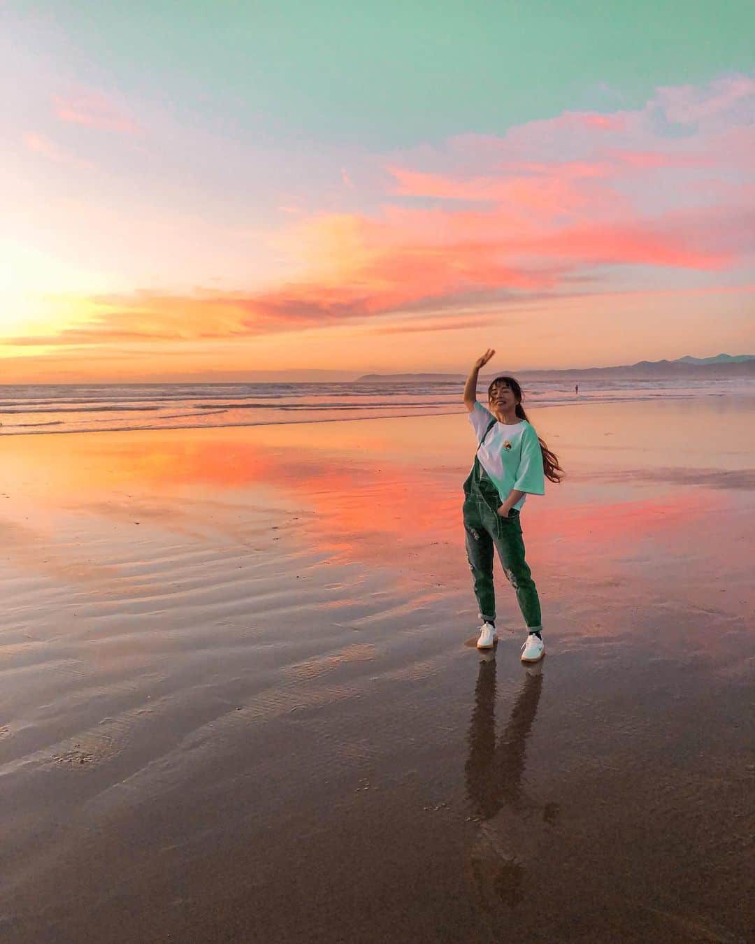小嶋彩乃のインスタグラム：「The sandy beach is like a huge mirror!  ウユニ塩湖みたい！この夕暮れの美しさが1週間たっても忘れられない🥺💓 ところで、先週は夏みたいだったのに今週はいっきに寒くなったよ🥶LAは週ごとに季節がコロコロ変わる。そして数ヶ月ぶりの雨☂️ Have a wonderful week!  #californiadreaming #morrobay #morrorock #magicalmoments #beautifuldestinations #sunsetphotography #nature #mondaymotivation #beachlife #travelgram #instalike #followme #カリフォルニア #アメリカ生活 #海外在住 #夕焼け空 #大自然 #海が好き #旅女 #タビジョ #美しい景色 #旅したくなるフォト #コロナウイルスが早く終息しますように」