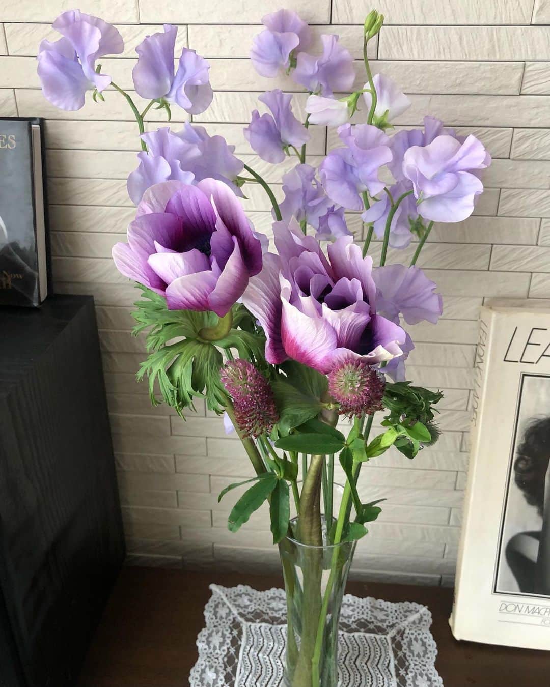 のインスタグラム：「今週気になった色はうす紫✨ ・ スイートピーをポピーと合わせてみました☺️💐 ・ #花 #flowers  #お花のある暮らし  #花は癒し💐 #うす紫 #ポピー #スイートピー」