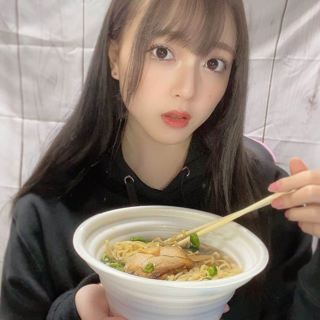 由良朱合さんのインスタグラム写真 - (由良朱合Instagram)「コンビニで尾道ラーメン買えるの広島だけ？   #コンビニ飯 #ラーメン#尾道#尾道ラーメン#instagood #instalike #instagram #japanesegirl #gravure#photography #flowers #fff #셀카#뷰티스타그램#셀카그램#좋아요#팔로우 #粉我 #インスタグラビア#portrait#beauty #日本的」1月26日 12時46分 - yura0312akari