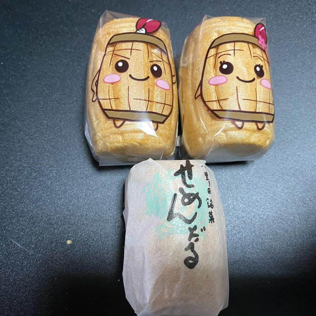 どさけんさんのインスタグラム写真 - (どさけんInstagram)「山陽小野田市のつねまつ菓子舗さんの「せめんだる」の餡バターバージョンがあるをご存知ですか？  これがめちゃくちゃ美味しい！  甘い餡子にバターのアクセントがたまらない！  どさけん大ハマりです！  買ったら買った分だけ食べちゃう。  つねまつ菓子舗さんの直営店「伝助」で買えますよー！  今日も今から買いに行くぜ！  #山陽小野田市 #スマイルシティ #スマイルプランナー #つねまつ菓子舗 #せめんだる #餡バター #たまらない美味しさ #食べ過ぎ注意 #やめられないとまらない」1月26日 12時56分 - dosaken101