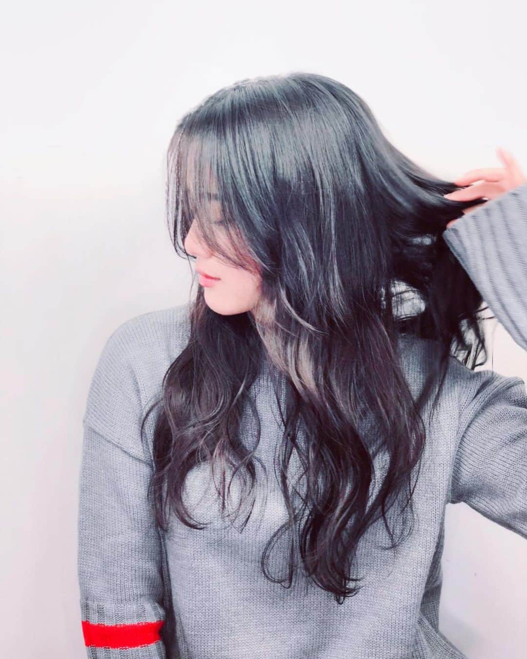 北川富紀子さんのインスタグラム写真 - (北川富紀子Instagram)「日々大切に育てている髪の毛が、ついに…！！  おへその長さになりました！  1枚目2019年4月 ↓ 最近。🌱✨  いつもトリートメント＆カットをして丁寧にメンテナンスしてくれているLOGのみなさんのおかげです🙏  @log_ryotakahashi  . . . 髪が伸びるにつれて髪を褒めて頂く事も多くなって、ヘアケアについてもたくん質問を頂くんだけど、 . . 「お手入れをしても一定のところから髪が伸ばせない」ていう方が多いみたいで… . . 傷んで枝毛が出来ると切らないといけないから、そこから先がなかなか伸びないんだよね。  . . キレイに長く保つために！日々のお手入れよりも大事にしている事があります。 . . それは【髪の毛の扱い方】! . . わたしが気を付けていることをほんの一部だけ紹介しますね。 . . . . 題して、 . . . . 〜都喜子的絶対的神的髪之心得〜 . . その一、  「ブラッシングは毛先数センチからとかすべし。ブラシのスタート地点を徐々に上に、最後に頭のてっぺんからとかして絶対的枝毛を作るべからず！ ※絡まった毛は丁寧に解くかハサミで切るのみ。  その二、  「洋服を着替える時はシルク等のスカーフを頭にかぶって摩擦を防ぐべし。」 ※髪をひっぱりだす時も絶対的擦るべからず。 . . その三、  「シルクを巻いて就寝時の摩擦から絶対的防御すべし。」 ※シルクのつるつるの面が髪に接するように、頭全体もしくは毛先を包み込んでお団子にすべし。 . . 以上！  🧕  . . 枝毛の原因のほとんどは外部からの摩擦や刺激、乾燥です。  ご紹介したのはほんの一部ですが、普段のヘアケアにコレを意識するだけで、数日で髪質が変わります。✨  めっちゃキレイになるよ〜 . . . 扱い方から見直して大切に育てようね。♡  🧕✨」1月26日 12時50分 - tokiko_kitagawa_