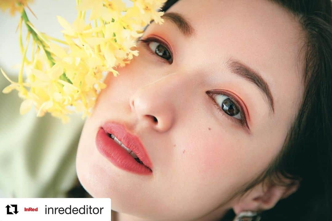 千吉良恵子さんのインスタグラム写真 - (千吉良恵子Instagram)「#Repost @inrededitor with @get_repost ・・・ . 現在発売中のInRed2月号のメイク特集は「ニューノーマルメイク、基本のき」。ヘアメイクアップアーティストの千吉良恵子 @chigirakeiko さんに、まさに「今」の生活にぴったりなメイクを提案していただいています！ . マスクをしていてもハッピー感やヘルシーさを表現したい、手を抜いてもいいところは抜きたい、自分のためにメイクを楽しみたい…そんな今の気分が叶うメイクばかり！ . 森絵梨佳ちゃんの写真もとびきり可愛いんです〜💕 ぜひチェックしてくださいね！編集M.N . @fumikoshibata_  @chigirakeiko  @masacott__  @official_mori_erika  . #InRed2月号 #千吉良恵子 #森絵梨佳 #inredbeauty #inredmagazine」1月26日 12時50分 - chigirakeiko