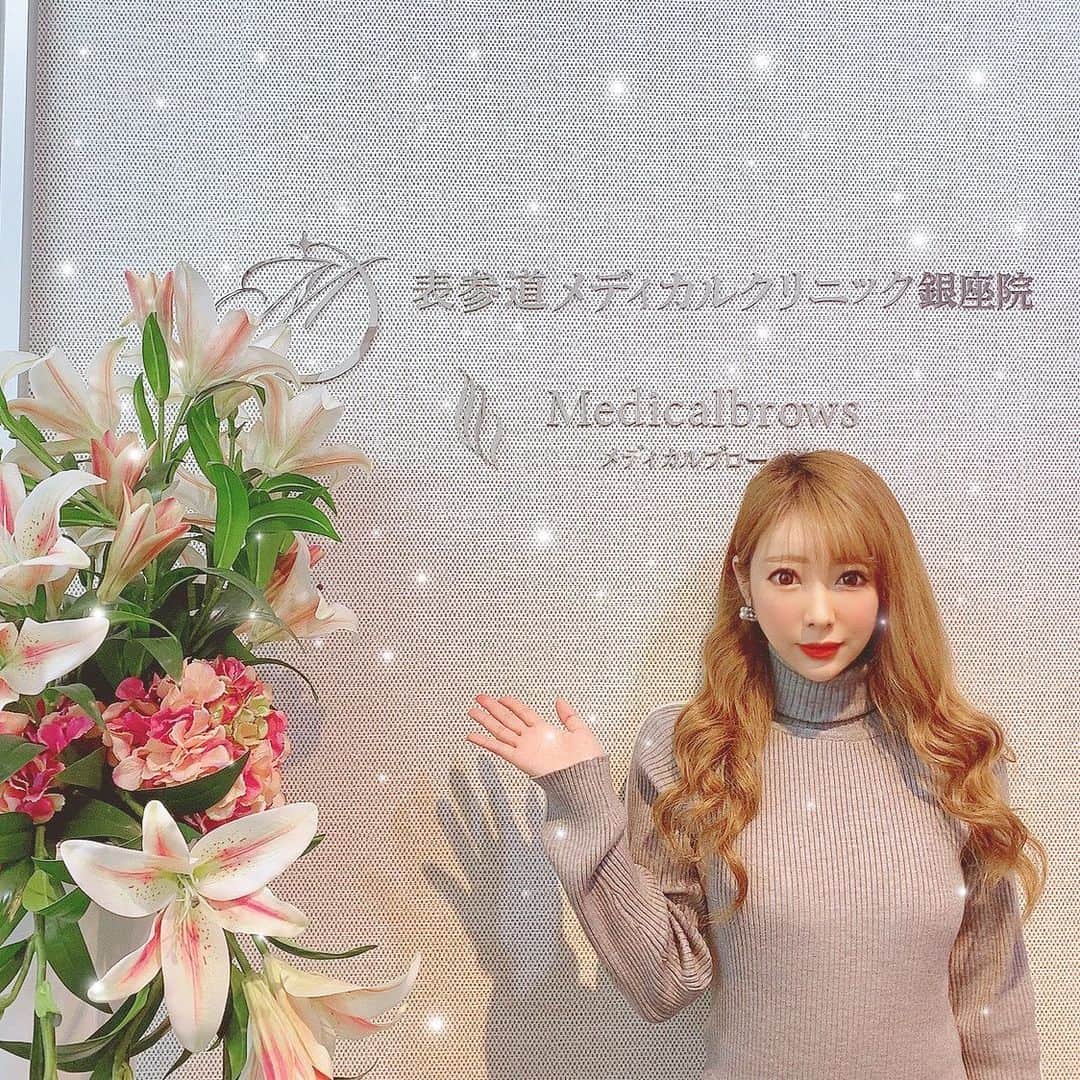 日菜あこさんのインスタグラム写真 - (日菜あこInstagram)「出血しない最新のニードル治療POTENZAを @omotesando_medical_clinic で受けてきました😉💕  ニードル治療って肌のキメや毛穴の開きが改善されて肌が生まれ変わるって有名だけど、みんな血だらけになって痛そうだから諦めてた🥺💦  けどPOTENZAは  ・出血しない ・ダウンタイムほぼ0 ・痛み軽減  と、聞いてやってみたら 本当に全然出血しなかった❗️😳(3枚目の写真が直後👍)痛みも麻酔もあるし、チクチクする感じで思ってたより痛くなくてビックリ✨  施術直後から毛穴がなくなって 肌がツルピカすぎてビックリした❣️😳1週間後が楽しみ❤️🤤  気になる方は カウンセリング行ってみてください💓  #表参道メディカルクリニック #銀座美容医療 #POTENZA #ポテンツァ #pr」1月26日 12時52分 - hinaako_official