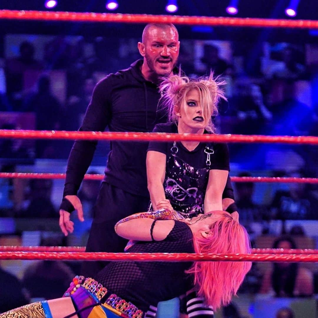 WWEさんのインスタグラム写真 - (WWEInstagram)「@randyorton gets some payback on @alexa_bliss_wwe_ with an #RKO! #WWERaw」1月26日 13時05分 - wwe