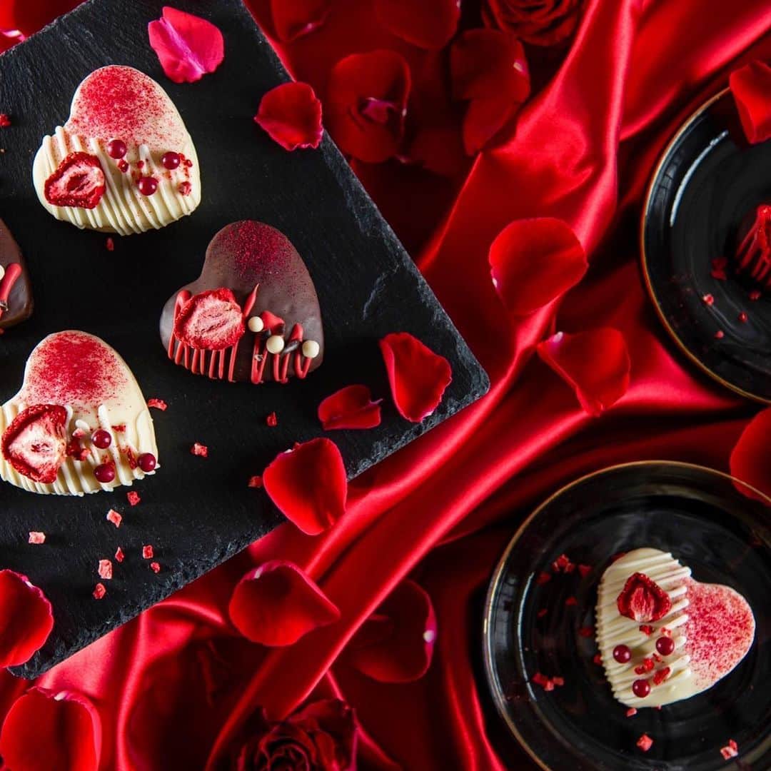 のインスタグラム：「. . ❤️2.14  Valentine's Day❤️. . 本日よりモンシェール全店舗にて、 2021年バレンタインチョコレート🍫を販売スタート致しました。. （オンライン販売中）.  愛する彼の方へ、お世話になったあの方へ、大好きな女子友へ、. 何より日頃の頑張っている自分へのご褒美にぜひ✨.  . ブリリアントハート.  .ふんわりしっとり焼き上げたハート型フィナンシェを、 キュートにデコレーションしました。. カカオ香る「ショコラ」と甘酸っぱくさわやかな 「フランボワーズ」のコントラストが映える、華やかなひと品.  ブリリアンハート. 1個入り 594円（税込）. 2個入り 918円（税込）.  . 🍰ご予約お承り致します  HPネット予約. @mon-cher.com . . 路面店:0120-96-1006 （コールセンター）. . 堂島本店 大丸札幌店 札幌円山店 日本橋三越本店 銀座三越店 三越伊勢丹新宿店 新宿小田急店 横浜高島屋 池袋東武店 ラゾーナ川崎店 大井阪急店 名古屋高島屋店 マダム・ピエール・オジェ 京都大丸店 阪急うめだ本店 サロン・ド・モンシェール心斎橋本店 あべのハルカス店 岡山メルシーモンシェール店 博多阪急店  #モンシェール #moncher #堂島ロール #dojimaroll #date  #バレンタイン #デート　 #コーヒー #Valentine  #大阪カフェ #coffee #サロンドモンシェール　　 #大阪スイーツ  #ロイヤルミルクティ　　 #心斎橋カフェ #cake #心斎橋ランチ #ハート #Heart #大阪アフタヌーンティー　 #アフタヌーンティー #バレンタインアフタヌーンティー　 #スイーツ #カフェ　#心斎橋　 #スイーツ好きな人と繋がりたい」