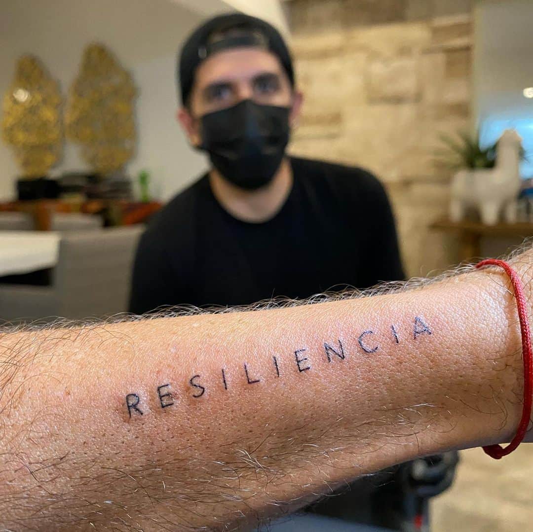 ミゲル・ラジュンのインスタグラム：「Una palabra que significa mucho para mi. ¡Espero ser resiliente en mi vida! .   ʀᴇꜱɪʟɪᴇɴᴄɪᴀ: 𝘌𝘴 𝘭𝘢 𝘤𝘢𝘱𝘢𝘤𝘪𝘥𝘢𝘥 𝘥𝘦 𝘩𝘢𝘤𝘦𝘳 𝘧𝘳𝘦𝘯𝘵𝘦 𝘢 𝘭𝘢𝘴 𝘢𝘥𝘷𝘦𝘳𝘴𝘪𝘥𝘢𝘥𝘦𝘴 𝘥𝘦 𝘭𝘢 𝘷𝘪𝘥𝘢, 𝘵𝘳𝘢𝘯𝘴𝘧𝘰𝘳𝘮𝘢𝘳 𝘦𝘭 𝘥𝘰𝘭𝘰𝘳 𝘦𝘯 𝘧𝘶𝘦𝘳𝘻𝘢 𝘮𝘰𝘵𝘰𝘳𝘢 𝘱𝘢𝘳𝘢 𝘴𝘶𝘱𝘦𝘳𝘢𝘳𝘴𝘦 𝘺 𝘴𝘢𝘭𝘪𝘳 𝘧𝘰𝘳𝘵𝘢𝘭𝘦𝘤𝘪𝘥𝘰 𝘥𝘦 𝘦𝘭𝘭𝘢𝘴. . #tattoo」