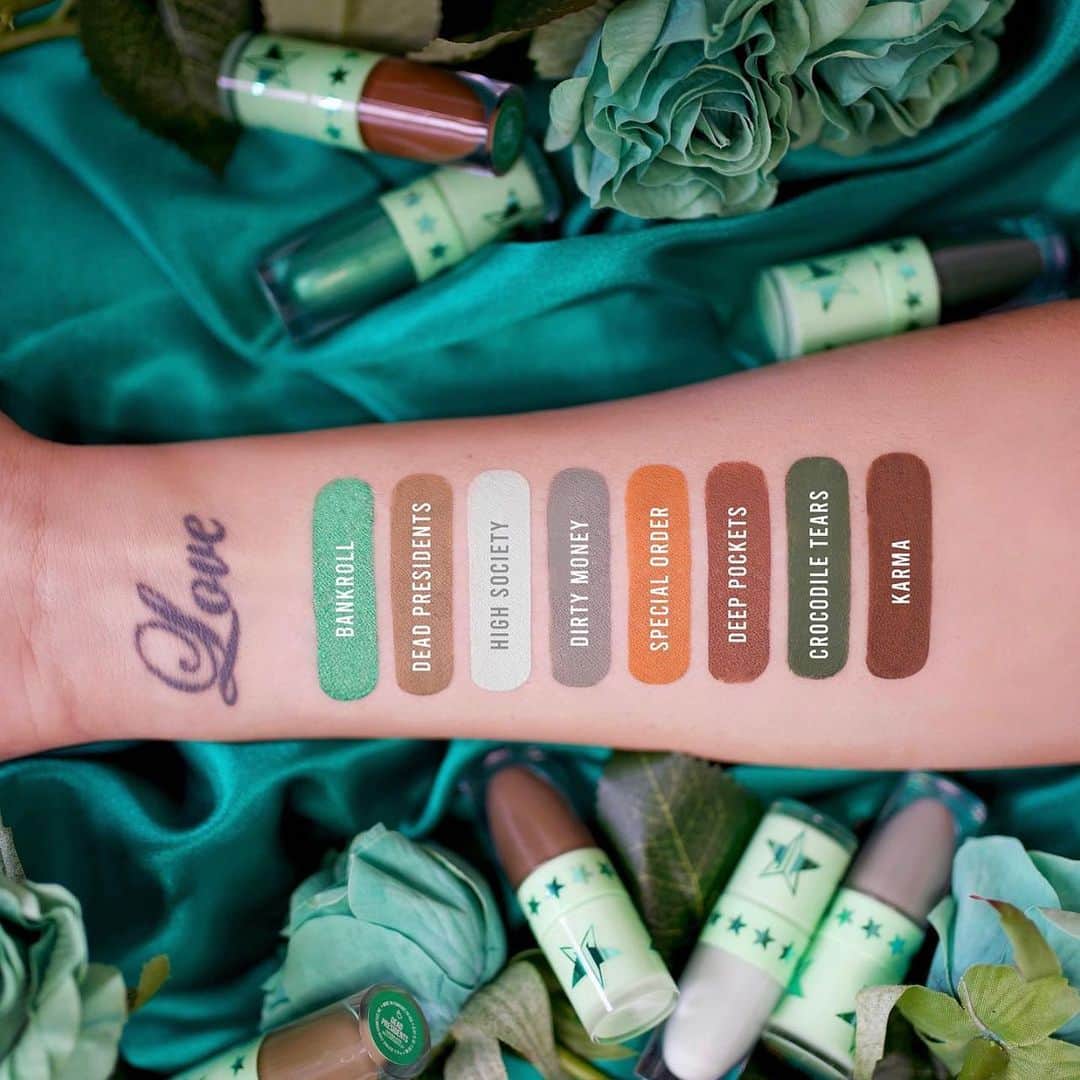 Jeffree Star Cosmeticsさんのインスタグラム写真 - (Jeffree Star CosmeticsInstagram)「Money Honey💚 @saralovesmakeup88 searching out Green Mini Bundle 🌟 What’s your favorite shade? 💎   #jeffreestarcosmetics」1月26日 13時13分 - jeffreestarcosmetics