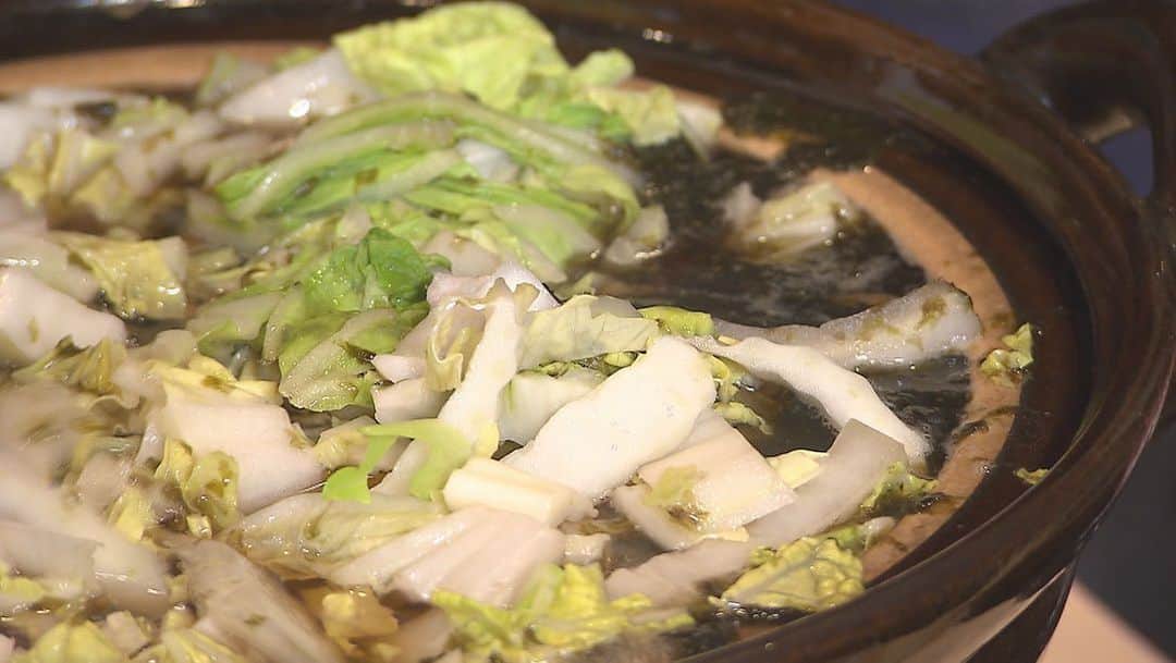 広島ホームテレビ「HOME NEXT neo」さんのインスタグラム写真 - (広島ホームテレビ「HOME NEXT neo」Instagram)「こんにちは。 少しずつ日が長くなってきましたね。でも、まだまだ寒いので、 温まる鍋料理の出番が続きそうです。  きょうの『みみよりライブ ５up！』 平野寿将が愛のムチ！お助け料理塾は...🍳   「海鮮いそべ鍋」 をご紹介💡   家によくあるものを使った、 でも、これまでに作ったことのないような鍋レシピです🍲 簡単！かつ、アレンジもいろいろ効いて、シメまでおいしいそうですよ😋  ＜材料＞   4人分   タラ　   8切れ（切り身） 白菜　 　 　　1／4個 木綿豆腐          1丁 白ねぎ　　　　1本 味付けのり       5枚          #時短レシピ #鍋 #アレンジ鍋 #タラレシピ #海鮮 #5up #平野寿将」1月26日 13時05分 - home.announcers