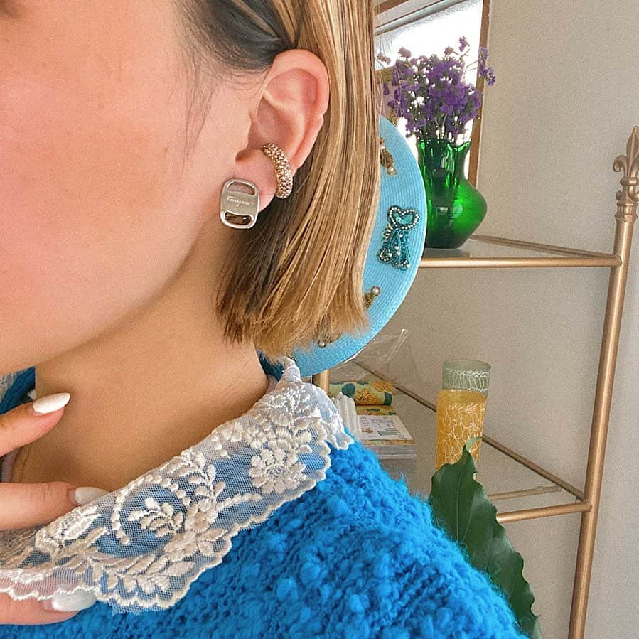 vintage Qooさんのインスタグラム写真 - (vintage QooInstagram)「Mini vara plate earrings in silver🪙✨ #vintageqoo #sustainablefashion #salvatoreferragamo  —————————-—————— We do ship worldwide🌐 You can find it on our online store. Please send a dm us if you would like to more details」1月26日 13時07分 - vintageqoo