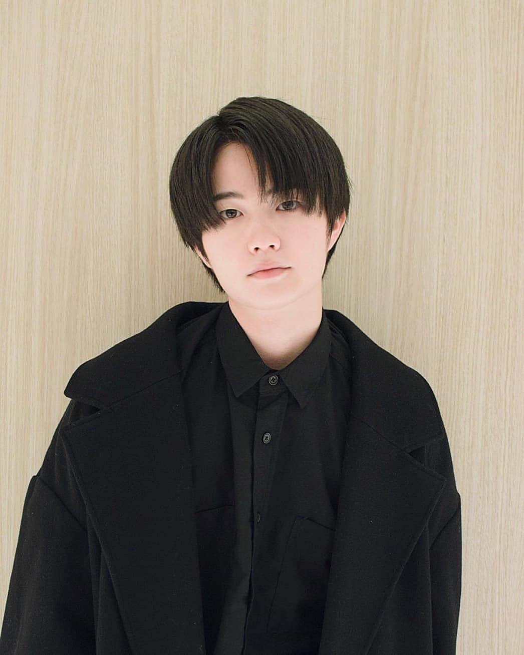 外山将平のインスタグラム：「少し前に SNSのプロフィール変えました^_^  #こんにちは#俳優#外山将平#fashion#今日の外山#写真#韓国#韓国ファッション#リヴァイ#お家時間#ブラックコーデ」