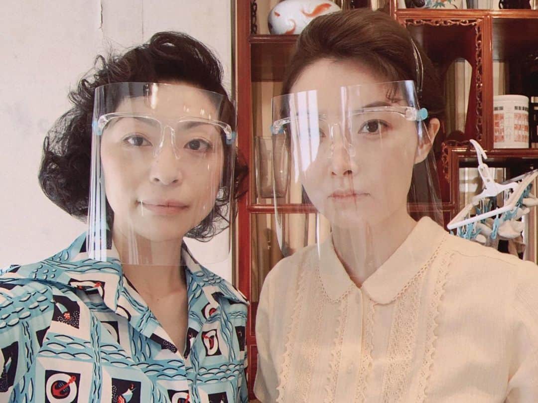 佐藤めぐみのインスタグラム：「内田慈ちゃんとの共演でした。 会えて嬉しかった☺️  #フェイスシールドをしてどんな顔をしていいのか分からず、 すんっ。　 #また元気に会える日を願って。」