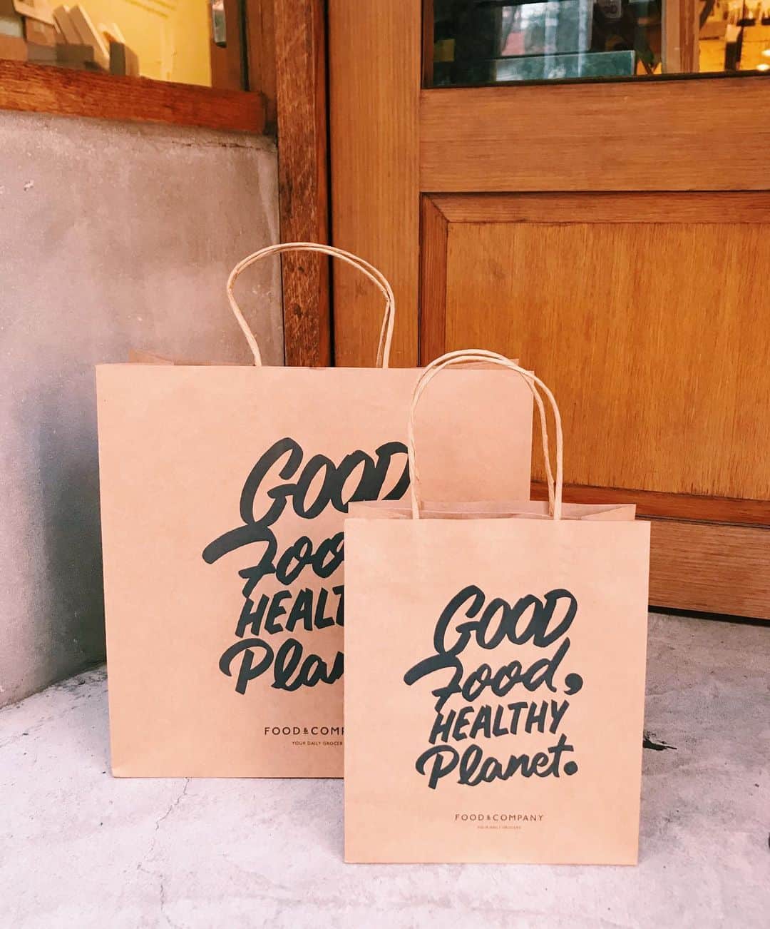FOOD&COMPANYさんのインスタグラム写真 - (FOOD&COMPANYInstagram)「. . こんにちは！昨年12月より、ギフト梱包時に使用する資源量の削減を目指して、お店で使用する紙袋を全面リニューアルいたしました。  リニューアルバージョンは「Good Food, Healthy Planet」という私たちのメッセージをタイポグラフィにて施したデザイン。私たちが創業時より大切にするガイドライン「F.L.O.S.S. (Fresh. Local. Organic. Seasonal. Sustainable.)」を満たす食材を選択する事が地球環境や世界をより持続的でヘルシーなものにしてくれるはず、という私たちの考えを表現しました。  昨年から生産者の皆さんも同様に様々な変化の中にいますが、そんな中でも今までと変わらずに想いのこもった力強い食材を日々届け続けてくれることを本当にありがたく感じています。FOOD&COMPANYに並ぶ食材たちを選択していただくことが、より良い食のあり方、さらにはより良い消費のあり方など社会における好循環を生み出すひとつのきっかけとなれることを願い、そしてそれらを楽しみながら実践できる場としてのデイリーストアのかたちをこれからも常に模索していきたいと考えています。  そんな私たちの想いを素敵なタイポグラフィにしてくれたのは @thisisalexanderbarrett  Thank you always for helping us putting our ideas together , Alex!  紙袋はS.M.Lの3サイズで、カジュアルなギフトにもご利用いただけます。これまでのラッピングツールオプションのうち、セロファン袋とリボンの仕様でのカジュアルラッピングは現在ご用意しておらず、こちらの紙袋でのお渡しとなります。ボックスラッピングもリニューアルに向けて動いていく予定ですので、どうぞお楽しみに！  #foodandcompany  #フードアンドカンパニー  #ペーパーバッグ #紙袋」1月26日 13時11分 - foodandcompany_grocery
