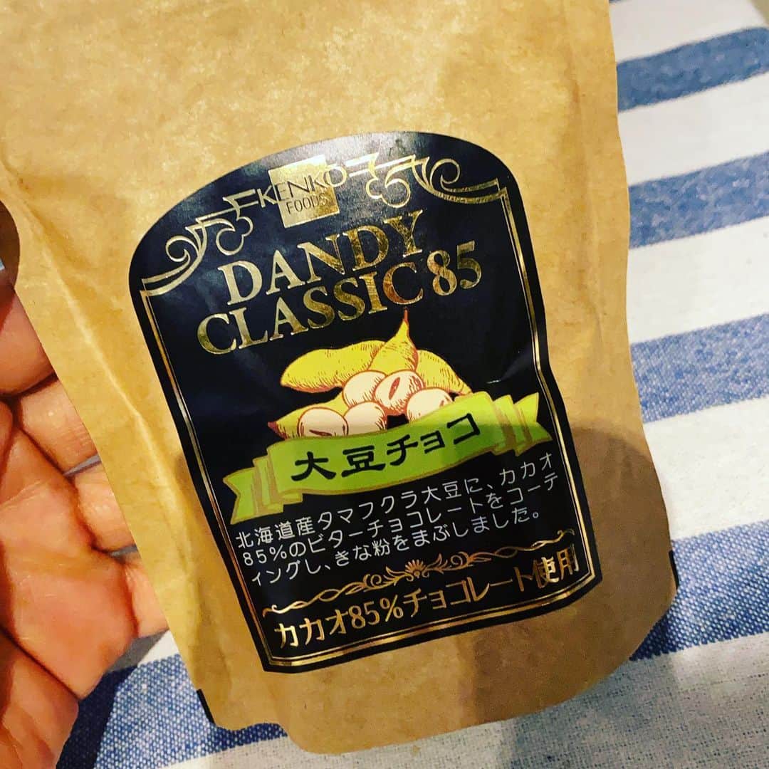 岡本聖子のインスタグラム：「残念ながら今週も @itsukaichiclub のキッズテニスは自粛でお休みです😭  早くみんなに会いたいな❤️  罪悪感なさげなチョコレートをポリポリ。  #キッズテニス #あきる野テニス #teamhead #teamellesse  #岡本聖子 #育菌 #自然食品有機村 できる限り #ノーマスク #ノー除菌」