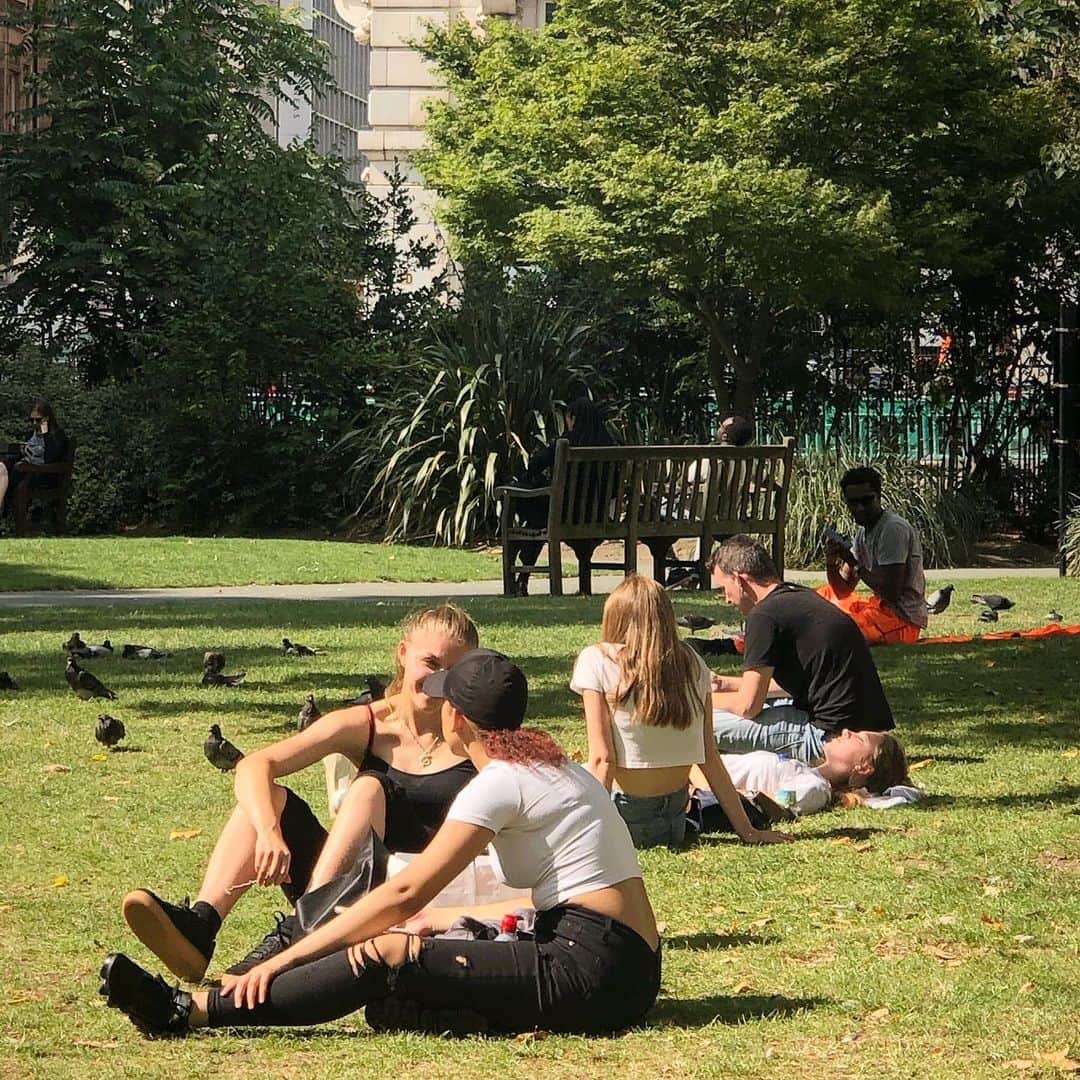 のインスタグラム：「LONDON🇬🇧  Japanese people need to have this kind of time Fewer people will commit suicide」