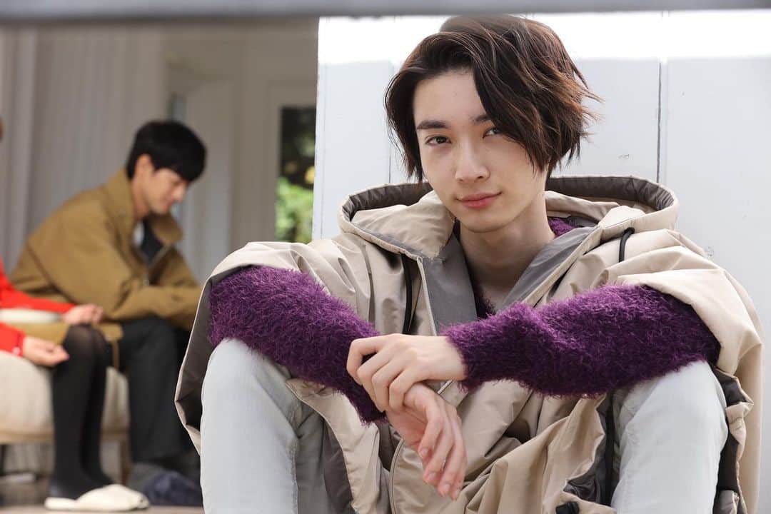 「年の差婚」ドラマイズム【公式】のインスタグラム：「. ／ ‧✧̣̇‧#年の差婚 ‧✧̣̇‧ いよいよ今夜6話放送🥺💗 ＼  理音さんと目が合っちゃってる感じがする１枚...📸 かっこいいいいいい🥺‼︎ Twitterも見てねっ⁎⋆* ﻿ https://twitter.com/toshinosakon/status/1353921043400781824?s=21   ☟いよいよ本日☟ 💕MBS 24:59-／TBS25:28-💕  今夜もハッシュタグは #年の差婚 で色々ご感想お待ちしてます💌   ☟5話は今のうちに‼︎☟ https://tver.jp/corner/f0065757  #葵わかな #竹財輝之助 #松本若菜 #小野寺晃良 #吉野北人 #河井青葉 #徳井優 #吹越満 #原因は自分にある。 #hankun  #ほっこりキュン #女装男子 #女装  #おかわり年の差婚 #イケオジ晴海さん #ショーンキュン」