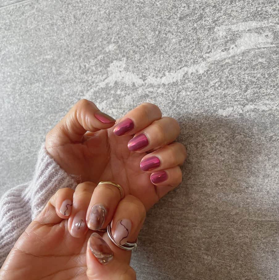 簑島三佳のインスタグラム：「玉虫色に光るpinkとアートなnail♡  @disco_tokyo  @moe__nakagawa  #disconail #nail #薬指ボディピアスしてるみたい」