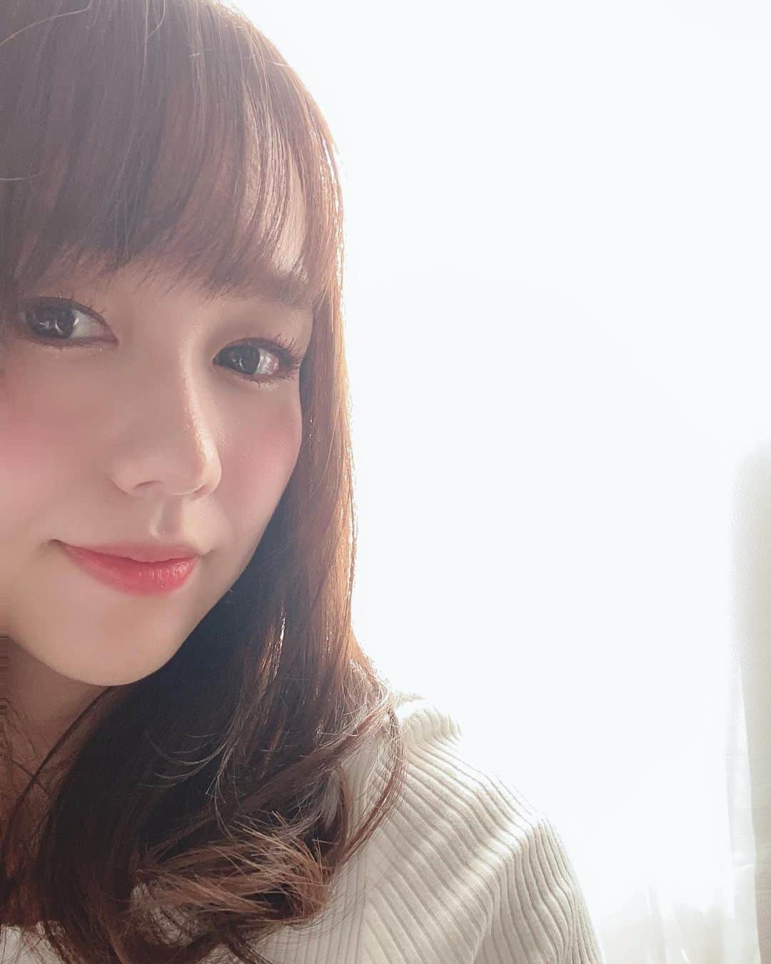 のインスタグラム：「自然光が最強すぎて　 盛れて嬉しかった一枚。　 、、、笑🐨 　 　 さっ、今晩18時頃　 一つ嬉しいお知らせができそうです😊‼️🎉 楽しみに解禁をお待ちいただけたら嬉しいです🤲🎤✨　 　 　 　 #嬉しい #情報解禁 #楽しみ #これまた #チャレンジ です #new #happy #はだのブランドアンバサダー #音楽 #ピアノ#piano #singersongwriter #シンガーソングライター #singer #光 #light #음악#일본#피아노#악기를켜면서노래함#싱어송라이터#하타노#likes  #instadaily  #live #music #love #photooftheday  ⠀」