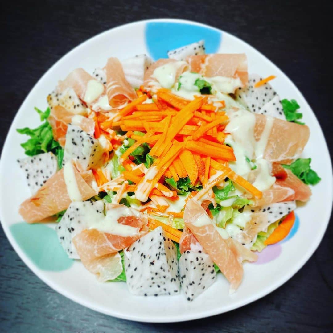 田井弘子さんのインスタグラム写真 - (田井弘子Instagram)「昨日の #ドラゴンフルーツ  サラダにして食べましたー♪  三角に切ったら、ちっちゃい「ごま塩おむすび」みたいw  ほんのりした甘味と酸味☆美味しかったですぅ！」1月26日 13時34分 - hirokotai