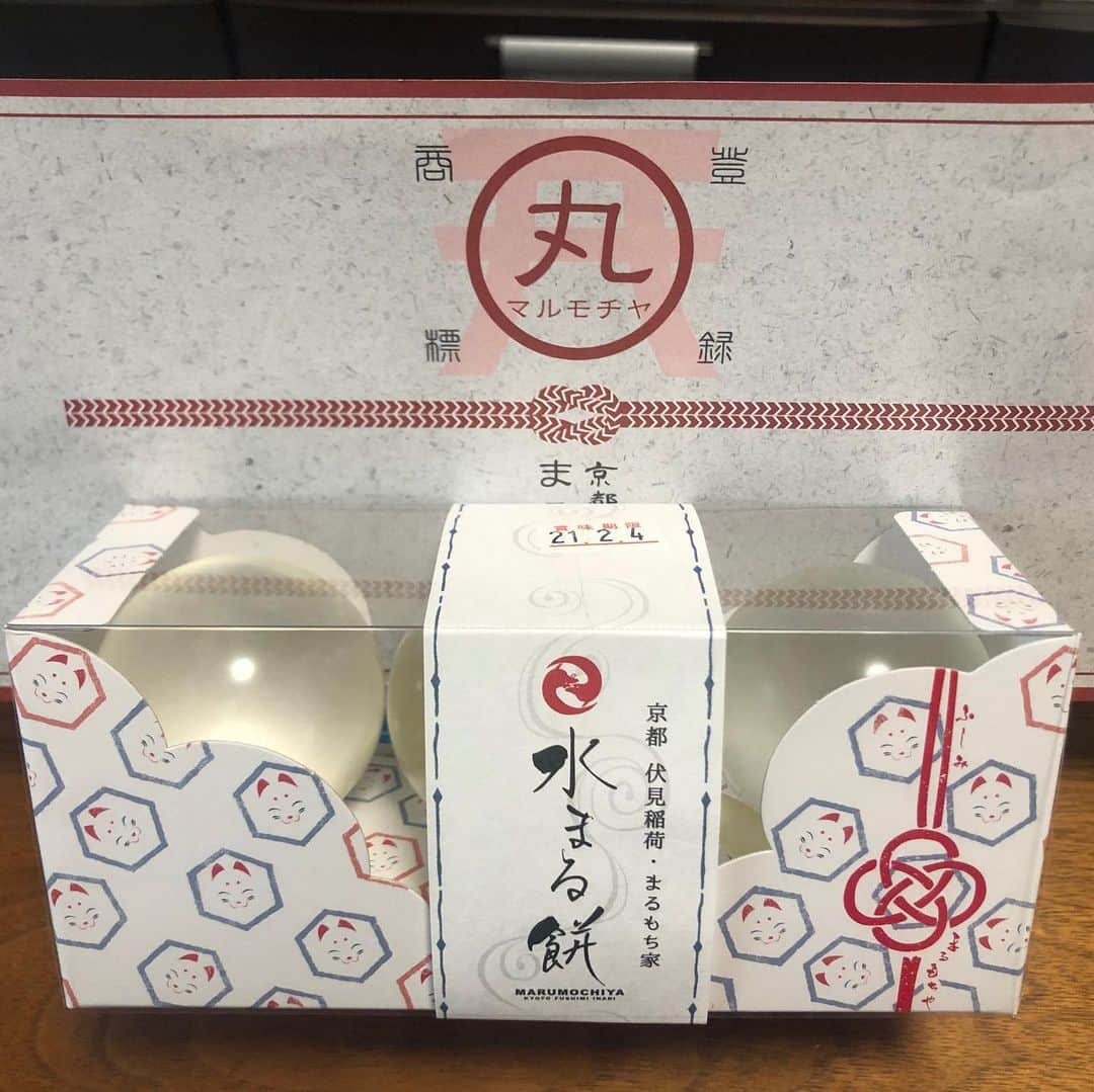 美城れんのインスタグラム：「不思議なおやつ、まるもち家さんの水まる餅！妹と、不思議だね〜気になるよね〜と、注文してみた水まる餅。合わせてみたらしのお餅も注文。😆 水まる餅は、やはり不思議な食感で、みたらしのお餅は、トースターで焼いて外はカリカリで、なんとも美味しいおやつでした😊 #まるもち家  #水まる餅  #おやつ」