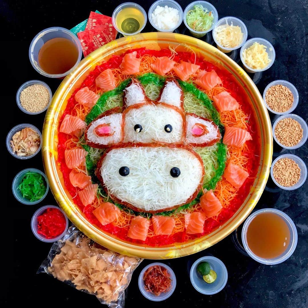 Li Tian の雑貨屋さんのインスタグラム写真 - (Li Tian の雑貨屋Instagram)「[CNY PROMO] Mooooo your way into the new year with this cute Huat Huat Yu Sheng ($98.88) from @umisushisg 🐮 This comes with 18 slices of fresh sashimi, really huge and good for 5-8pax. Also available in smaller sizes but without the cow design.   Get 10% discount off all ala carte items simply with “10CNY21” when u check out your shopping cart😉  *Festive Terms and Conditions - All usual delivery terms and conditions apply. - Valid for Ala Carte items only -Festive prices apply from 11 – 14 Feb 2021 -  Minimum order of $60 and delivery fee of $15 apply from 11 – 14 Feb 2021 - Minimum order of $30 and usual delivery fees apply at all other times - Strictly no changes on the confirmed orders on the day of delivery or self-collection - All festive items are packed and delivered in disposable wares - All dishes/items and terms & conditions are subjected to change without prior notice -  All festive bundles and promotions cannot be used in conjunction with other discounts and corporate privileges  #singapore #yummy #love #sgfood #foodporn #igsg #グルメ #instafood #gourmet #beautifulcuisines #onthetable #sgeatout #sgeats #f52grams #feedfeed  #foodsg #savefnbsg #sgblog #yusheng #sgdelivery #sgpromo #cny #feast #cnypromo #japanese #sgdeals」1月26日 13時36分 - dairyandcream