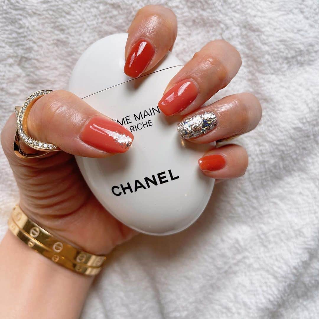 MAMIさんのインスタグラム写真 - (MAMIInstagram)「nail change💅  親指＆中指はコーラル 人差し指＆小指はテラコッタ 薬指はキラキラ🤩 スクエアオフの形にした🟧 このカラーリングとっても 好き〜定番にしよう。  最初モーブなくすみ パープルピンクを 塗ってもらったら一気に 手がくすんで見えた😱  イエベ肌には イエローが少し入ると パッと明るくなると実感。。  ぜひネイルサロンの皆様には パーソナルカラー選択でWEB ネイル着せ替えサンプルアプリを 作って欲しい、、、 爪の形と手の形も色もスキャニング できるやつ。おうちで のんびりデザイン考えてから 行きたいの🧡です  #instanails  #イエベ秋  #イエベ春  #イエベ肌 #ブルベ夏  #ブルベ冬  #コーラル #coral #珊瑚色  #テラコッタ #teracotta  #レンガ色 #ジェルネイル #スクエアオフ  #甘皮 #爪ケア  #instabeauty #followｍe  #tokyo  #cawaii」1月26日 13時36分 - mami_rcj