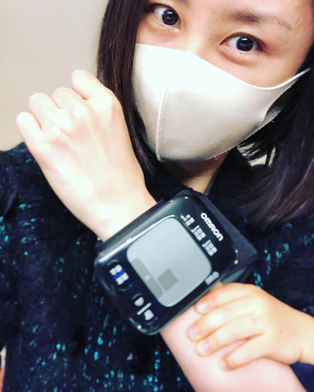 山口もえのインスタグラム：「・  太田社長と作戦会議してきました！！ 夫の過去の人間ドックの結果を二人でじっくりにらめっこしたよ👀" とても便利な手首式血圧計をプレゼントしてもらいました🎁✨ 太田社長ありがとうございます💕 退院したら毎日しっかり測ります！ なんだか手首につけて写真撮ったら なんとかレンジャーみたいに 私強い人に見える❣️ すっぴんだから家なのにマスクしてみた。笑  たくさんの温かいメッセージありがとうございます！！ とても嬉しく励みになり心が温かくなりました😭😭😭 ありがとう…  #太田社長と写真撮り忘れた😭 #ぴえん#😭」