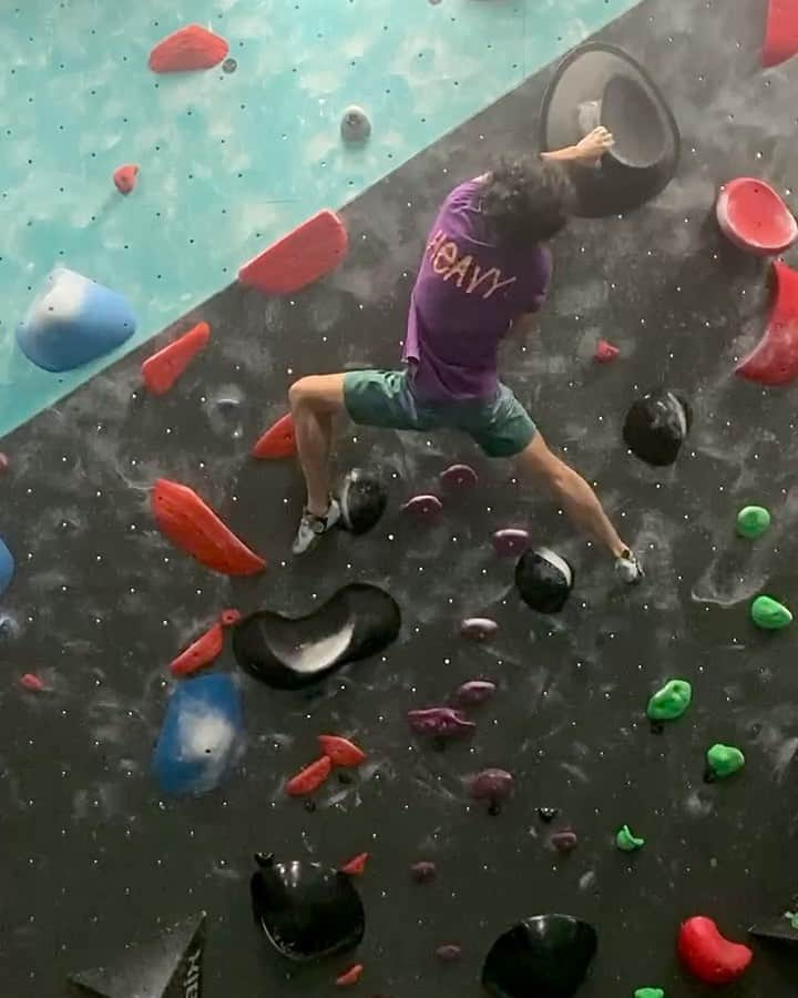 ハキム・カスバンのインスタグラム：「⁣⁣ Outta nowhere...⁣⁣ ⁣⁣ Showed up at @boulderworldsg yesterday exhausted from very little sleep (and setting) the night before. ⁣⁣ ⁣⁣ Struggled when I was trying individual moves on this boulder, just felt tired overall - didn’t even work the top section out. Thought I’d take it easy for the rest of the session after what I thought would be a futile attempt to link the first half, turned out to be near perfect. Sometimes things happen when you least expect it. ⁣⁣ ⁣⁣ Mood was a little mellow last night but the Monday crew familiarity and good vibes helped with the send. Always happy to see y’all. Thanks for capturing this @judithtiduj ! ⁣⁣ @heavy.japan  🛠 @ash.saps  ⁣⁣ #climbing #bouldering #bwbeta」