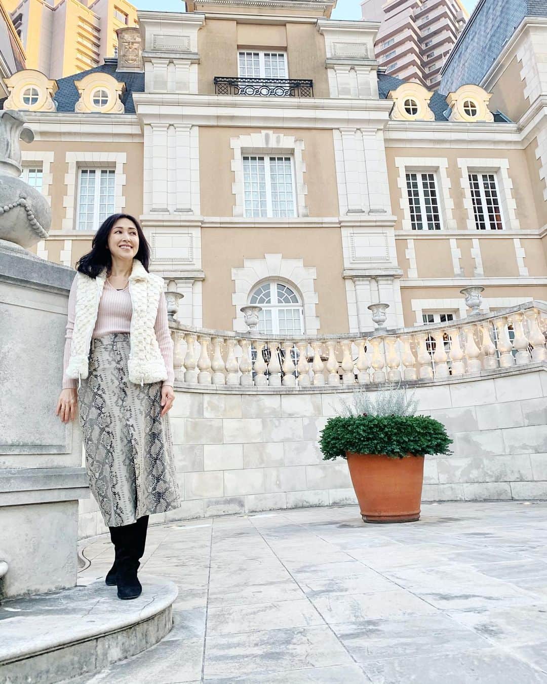 のインスタグラム：「コロナが収束したら、したいこと ● お友達と会う ●旅行！ 南の国で、海を見ながら読書♪ とかしたいです。 あと、ヨーロッパの教会巡りも✨  Things I want to do after the pandemic is over are 1. Seeing my friends  2. Travel around the world   @definebeautyjapan  @definebeauty @ディファインビューティ  #コロナにまけるな  #旅行 #旅行好きな人と繋がりたい  #ファッション好きと繋がりたい  #ザラコーデ  #アラフィフコーデ #アラフィフ女子 #大人可愛い #今日のコーデ #大人スタイル #stylish #スタイルアップ #zarawomen  #zara  #instapicture  #beauty  #beautiful  #fashionblog #fashionblogger #dailylook #tokyolife」