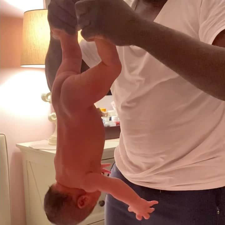 中鉢明子のインスタグラム：「Day6 #6days old baby African (🇲🇱Malian) traditional baby massage & exercise / Africans think babies are feeling boring (tired) sleeping all day with same position so they need exercises to sleep well also make them body strong!  Actually it works!😴 #SleepGood (we use 100% Natural Shea butter for massage)  生後6日。はじめて見る方はびっくりするかもしれませんが、娘、息子もみんなやりました。#マリ共和国 生まれのダディー恒例のアフリカン式赤ちゃん体操 新生児の赤ちゃんはずっと同じ格好で寝てばかりでたいくつ(疲れる)という考えで、体操やマッサージをするとよ〜く寝るということです。とともに丈夫な体をつくります。あまり色んなことに驚かない私ですが、一番上の娘が生まれてすぐダディーがこれをやった時には、止めなかったけど驚きました(笑) 泣く子も黙る、大胆な赤ちゃん体操。赤ちゃんはピタッと泣き止みそしてその直後におっぱいも飲まずにすやすや寝ました。あと１週間、2週間とすればどんどん体操のレベルが上がるのでまたビデオ撮れたら更新します！(マッサージはアフリカのシアバター使ってます。)#赤ちゃん体操 #新生児 #国際結婚 #生後6日 #4196gベイビー #自宅出産 #海外子育て #ニューヨーク #子育て #シアバター #parenting #newborn #9lbs4ozbaby #homebirth #babyexercise #babymassage #africantradition #newyork」