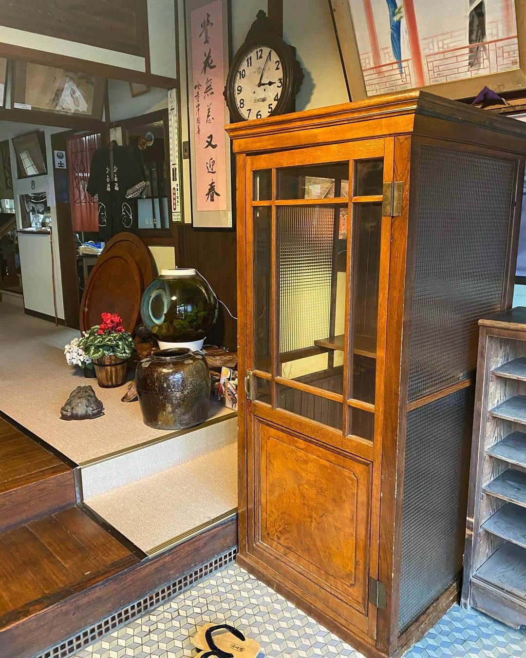 旅館 お多福のインスタグラム：「先日、お多福の玄関に新しい（古い？）仲間が増えました。 時代は大正か昭和の初期の物でしょうか。お多福の創業の頃の物だと思います。 電話ボックスならぬ、電話室。 ただただ、設置しただけの状態です。 何かいいアイディアありませんか？ #岡山 #津山 #okayama #tsuyama #旅館 #鍋 #雉鍋 #キジ鍋 #ケンケン鍋 #そずり鍋 #黒豚しゃぶしゃぶ #出汁しゃぶ #お多福 #旅館お多福 #旅館deご飯 #旅館de宴会 #旅館gaえんじゃ #城下町 #津山城 #城下の宿 #城下町旅籠 #電話ボックス #電話室」