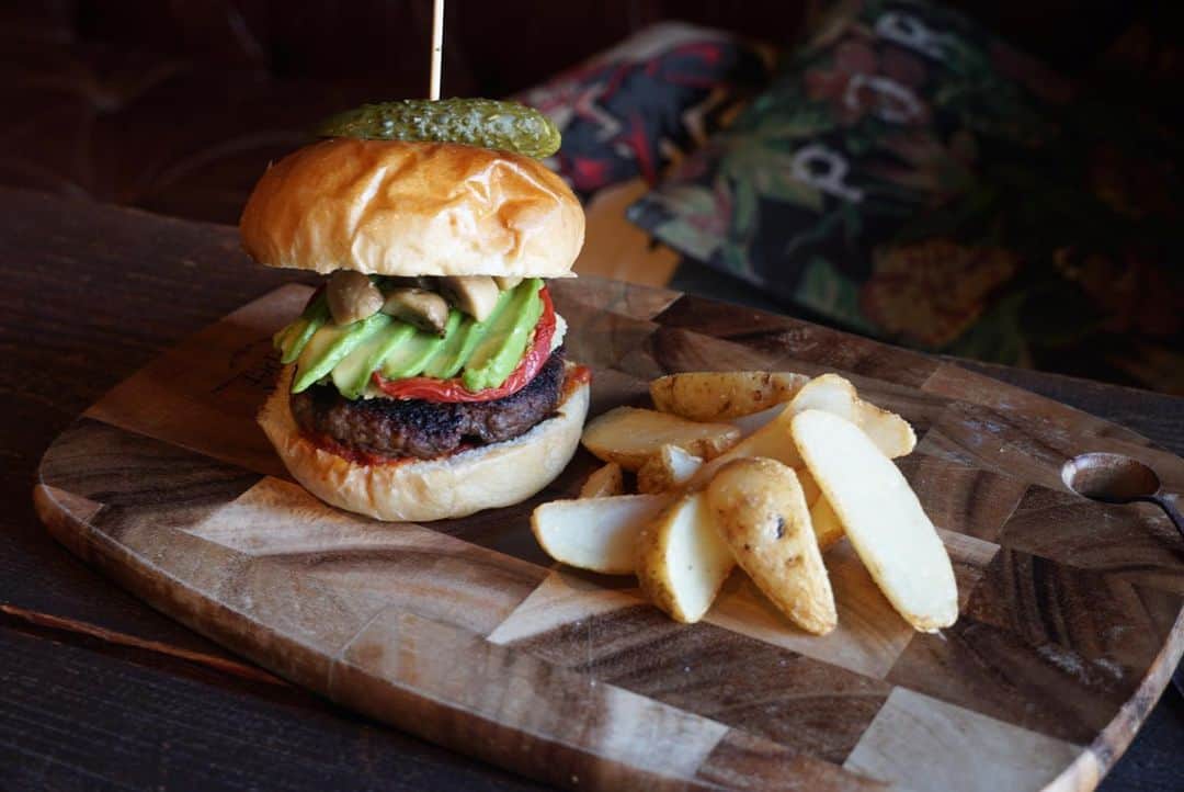 PORT of CALL Cafe&Store Tokyoのインスタグラム：「﻿ 【POC Menu】﻿ POC Burger🍔﻿ #カフェ　#ランチ #portofcall #portofcalldaikanyama #lunch #shibuya  #cafe #burger #platelunch #foodporn #dessert #nomeatnolife #tokyolife #Foodporn #foodie #California #Chilling #waffles #original#casualstyle#brunch#food #pasta #cheese##classic#america#comfortfood#cafecasual #cafe」