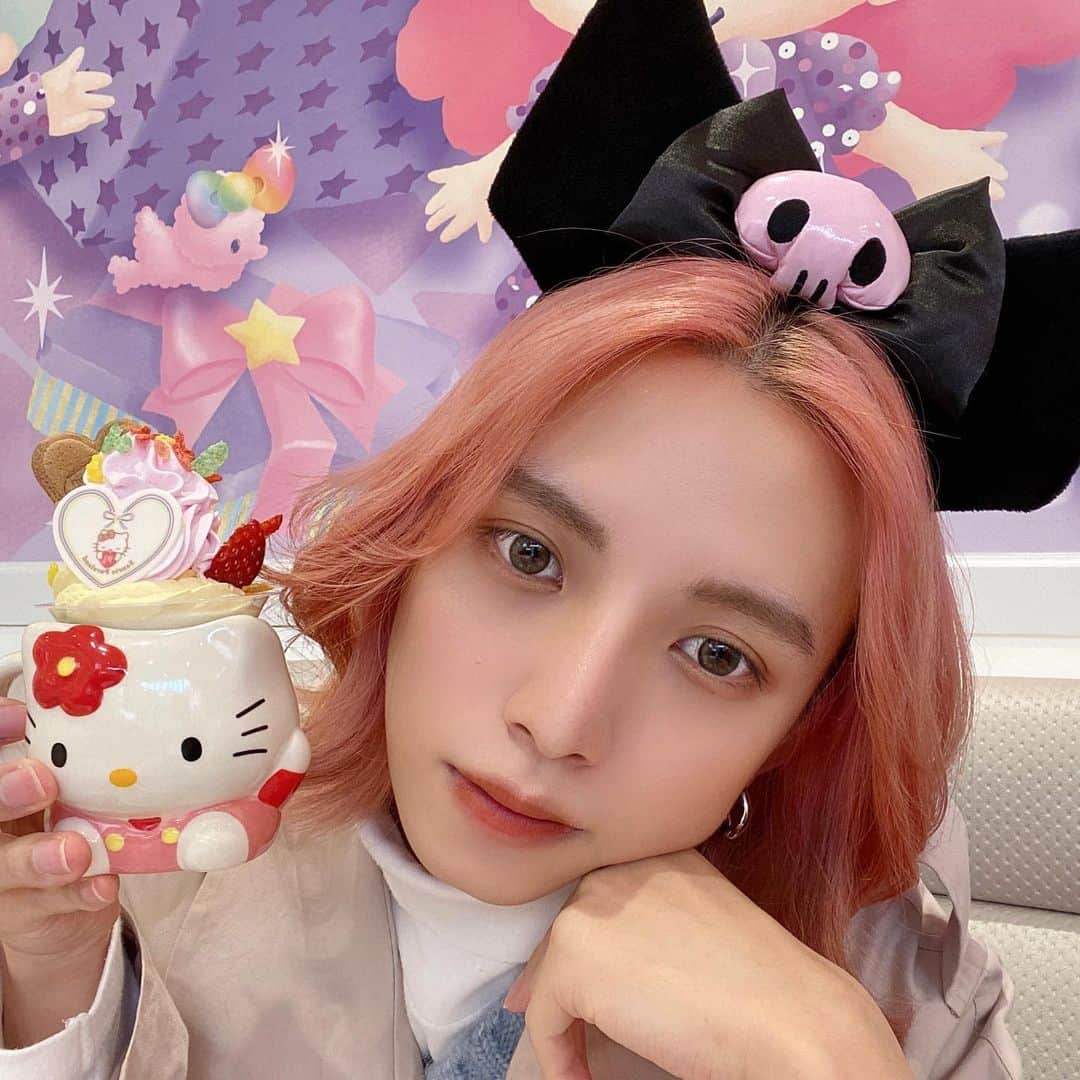 とまんのインスタグラム：「. お仕事で朝から人生はじめての #サンリオピューロランド にいってきました  感染対策しっかりして短い時間でしたが ずっと可愛くてわくわくの世界で 思わずクロミちゃんになっちゃいました  今の状況が落ち着いたら今度はゆっくり 自由に楽しみたいと思います🐈  #この瞬間以外はずっとマスクです  I went to Sanrio Puroland for the first time at work. Sanrio loved by all over the world, was a very cute world.」