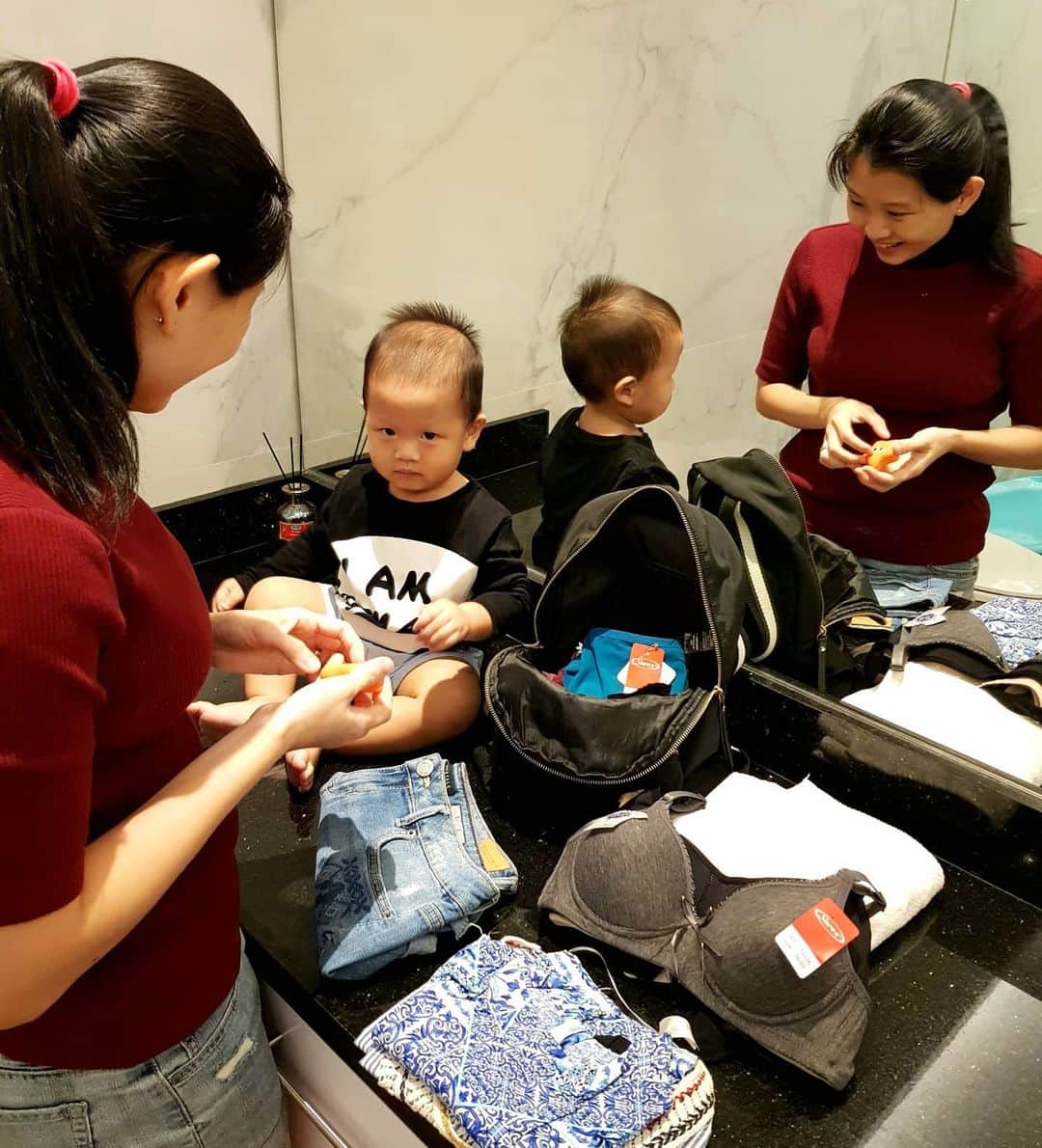 デビー・スサントのインスタグラム：「Berbulan bulan di rumah aja pasti ada bosen dan suntuk, tapi sebagai seorang istri dan ibu kita harus tetap bisa jaga mood agar tetap bagus jadi suasana pun terjaga tetap ceria di rumah. Nah salah satu yang bisa bikin mood bagus itu yaitu faktor kenyamanan! Yup nyaman, makanya aku selalu pilih bra dan celana dari @sorex.co.id untuk aktifitas aku sehari hari karena nyaman di pakai untuk kegiatan sehari hari #sorextemanihariku」