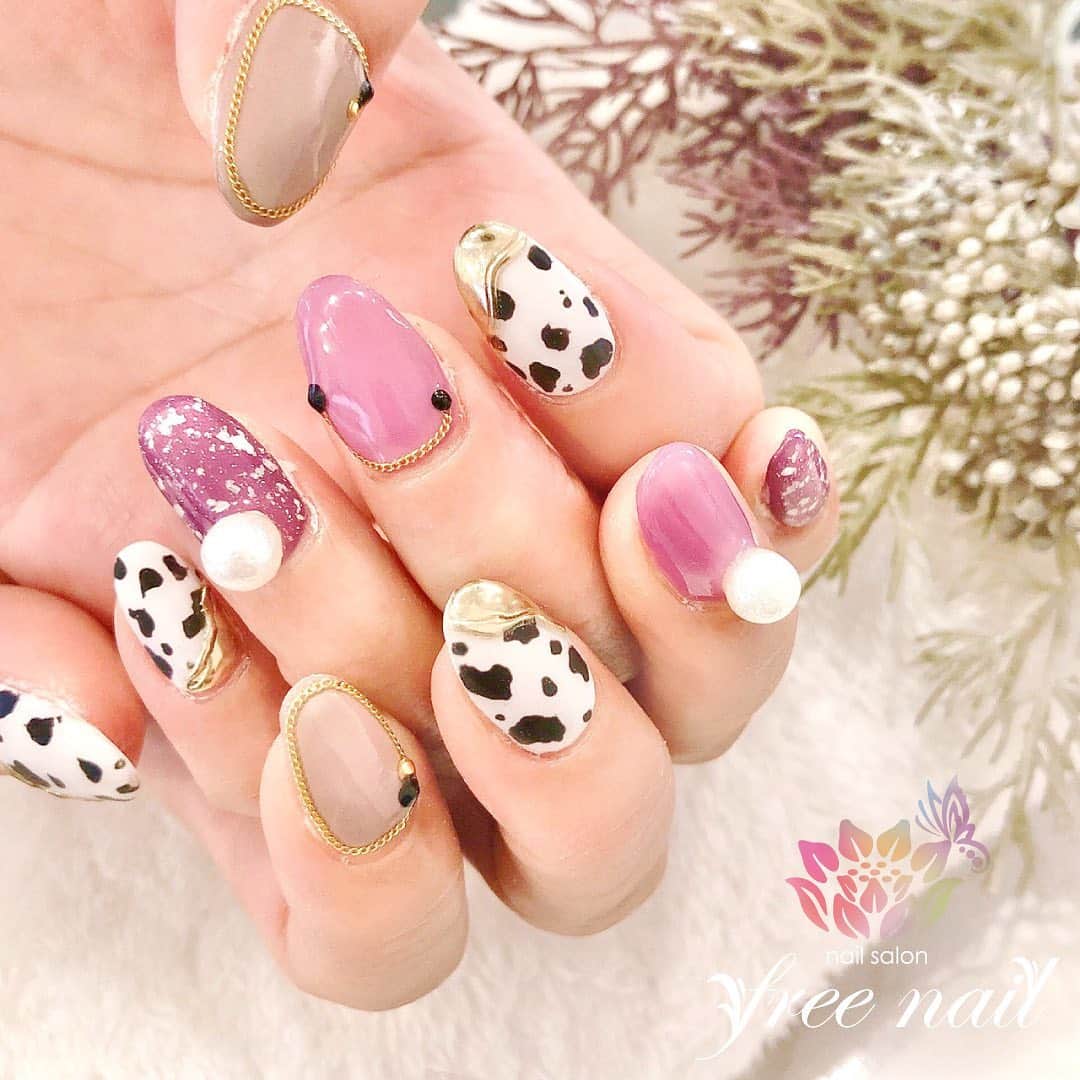 free nail フリーネイルのインスタグラム：「. お客様ネイル💅🏻☃️ . 牛柄ネイル🐄💗 . 今年の牛柄は特別です🐮💗 . ご来店ありがとうございました🙇🏻‍♀️🙇🏻‍♀️🙇🏻‍♀️💗 . #ネイルアート #ジェルネイル #ネイルサロン #大阪ネイルサロン #ネイルデザイン #ネイルチェンジ #牛柄ネイル #牛ネイル #チェーンネイル #パールネイル #ピンクネイル #ホワイトネイル #デザインネイル #トレンドネイル #大人ネイル #きれいめネイル #ネイルパーツ #冬ネイル #winternails #nailsart #nailsdid #美甲 #日式美甲 #日式美甲胶 #日本美甲师 #日本美甲老师 #美甲上课 #日本胶 #フリーネイル #freenail」