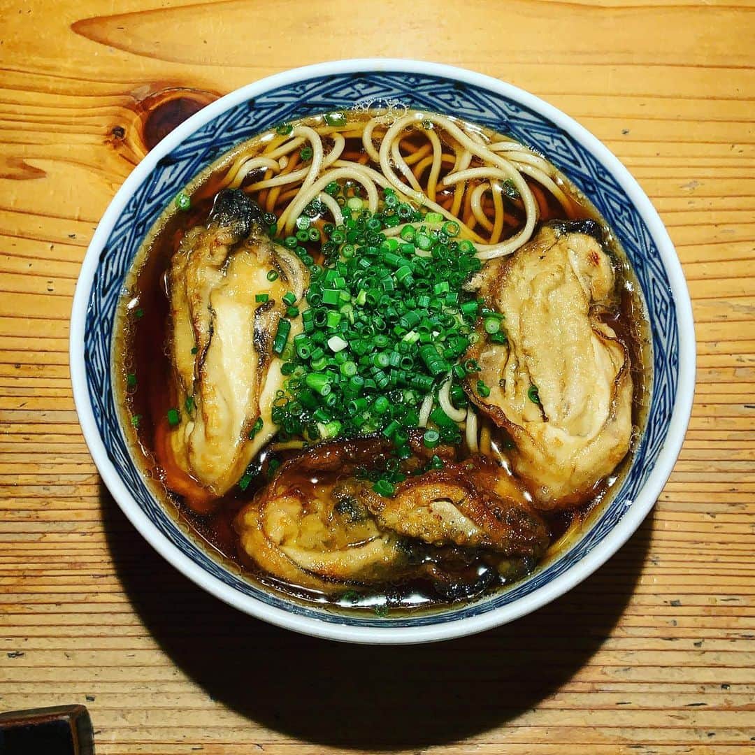 志摩有子さんのインスタグラム写真 - (志摩有子Instagram)「午前中の撮影が終わって、お昼は何食べよう。そうだ甲賀さんの牡蠣そばにしよう。そうしよう。つゆ一滴まで飲み干す美味さ。  #牡蠣そば @h.kouga」1月26日 14時11分 - ariko418