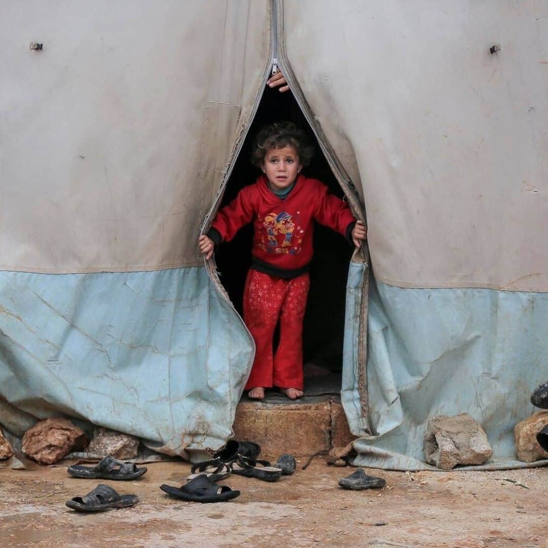 unicefさんのインスタグラム写真 - (unicefInstagram)「Severe storms have battered families displaced by conflict in northwestern Syria. ⠀ ⠀ As harsh winter weather sets in, more than 2 million people have fled violence, sheltering in flimsy tents and destroyed or unfinished buildings. Just this week, a six-year-old boy reportedly died when a wall built around his tent collapsed on top of him amid flooding and snowfall.⠀ ⠀ UNICEF is working tirelessly with local partners to provide life-saving support to children, but we cannot do it alone. We need funding. We need better access. Most importantly, the violence must end.  © UNICEF/UN0405681/Akacha © UNICEF/UN0405705/Akacha © UNICEF/UN0405693/Akacha」1月26日 14時12分 - unicef