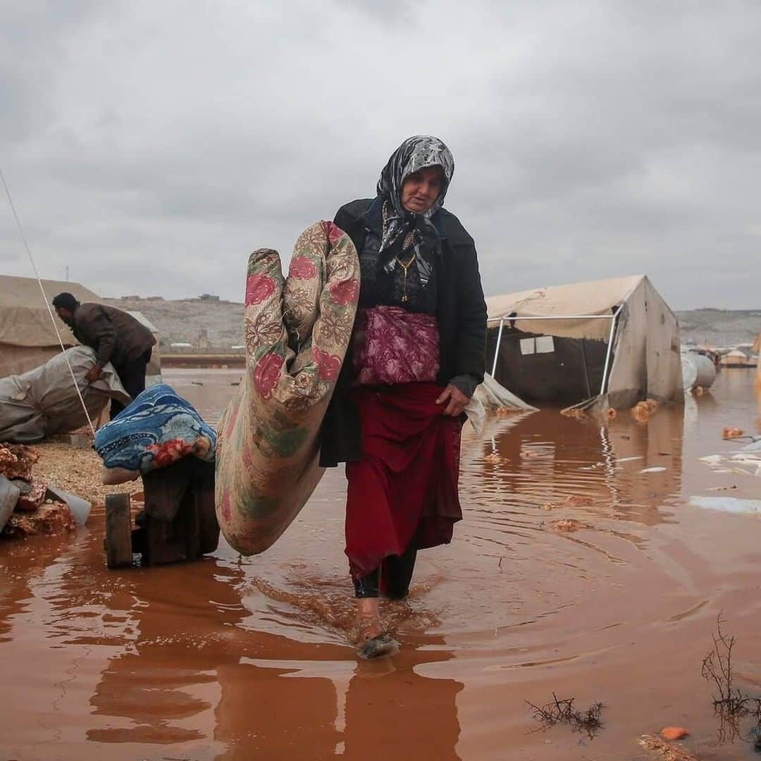 unicefさんのインスタグラム写真 - (unicefInstagram)「Severe storms have battered families displaced by conflict in northwestern Syria. ⠀ ⠀ As harsh winter weather sets in, more than 2 million people have fled violence, sheltering in flimsy tents and destroyed or unfinished buildings. Just this week, a six-year-old boy reportedly died when a wall built around his tent collapsed on top of him amid flooding and snowfall.⠀ ⠀ UNICEF is working tirelessly with local partners to provide life-saving support to children, but we cannot do it alone. We need funding. We need better access. Most importantly, the violence must end.  © UNICEF/UN0405681/Akacha © UNICEF/UN0405705/Akacha © UNICEF/UN0405693/Akacha」1月26日 14時12分 - unicef