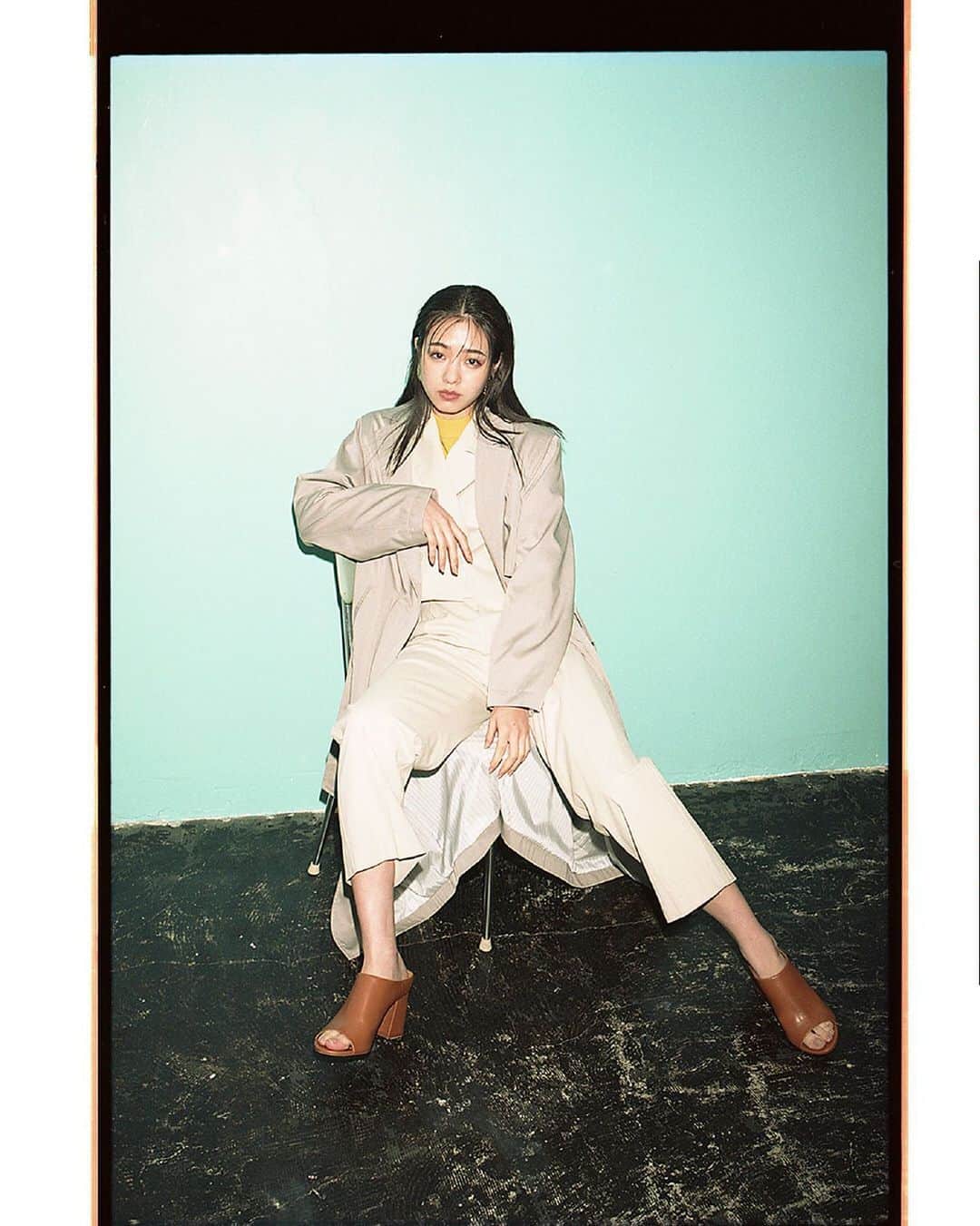 のインスタグラム：「New spring with trench coat mayuu yokota _____________________________________________ 袖を通すだけで、気持ちを新たな季節へと誘うトレンチコート。 スタンダードなワードローブだからこそ、ほかにはない特別な一枚を見つけたい。 今年はトレンチコートを構成する要素の中でも重要なボタンをあえて外し、ミニマルなデザインに仕立てることで、よりモードでエレガンスなムードに。 イノセントな空気感はそのままに、垣間見せる大人の表情で魅了するモデル・横田真悠が着こなします。  SHEL'TTER WEBSTORE・ZOZOTOWNにて先行予約発売中 SLY店舗1/29(FRI)入荷予定 ☑︎TRENCH GOWN (030ESY30-0810) GRY,BEG,KHA,BLU ¥12,000+tax  全てSHEL'TTER WEBSTORE・ZOZOTOWNにて先行予約発売中 SLY店舗2月発売予定 ☑︎RIDGED COTTON JACKET (030ESA30-0620)  IVOY,BEG ¥12,000+tax  ☑︎OUT SIDE GATHER SLEEVE TOPS (030ESH70-2710) YEL,IVOY,MINT,BLK ¥5,000+tax  ☑︎RIDGED COTTON PT (030ESA31-0630) IVOY,BEG ¥7,270+tax  SLY店舗・SHEL'TTER WEBSTORE・ZOZOTOWNにて発売中 ☑︎WRINKLE METAL PLATE EARRING (030ES056-0190) GLD,SLV ¥4,000+tax  全てSHEL'TTER WEBSTORE・ZOZOTOWNにて先行予約発売中 SLY店舗4月発売予定 ☑︎OPEN TOE SANDAL (030ESA55-0610) CAM,BLK ¥+10,900tax _____________________________________________ #SLY #SLY_fav」