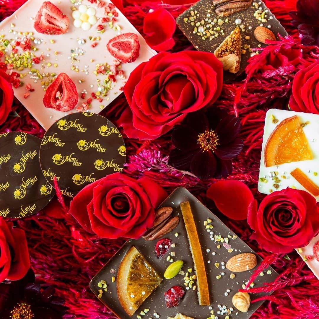 のインスタグラム：「. . ❤️2.14  Valentine's Day❤️.  💐フルール・カロー💐. . ミニサイズのタブレット型ショコラを、. フルーツやナッツで鮮やかにデコレーションした、. 華やかな季節限定ショコラです。. 3枚入り 1,296円（税込）. . . ※オンライン、全国の店舗にて発売中　  🍰ご予約お承り致します  HPネット予約. @mon-cher.com . . 路面店:0120-96-1006 （コールセンター）. . 堂島本店 大丸札幌店 札幌円山店 日本橋三越本店 銀座三越店 三越伊勢丹新宿店 新宿小田急店 横浜高島屋 池袋東武店 ラゾーナ川崎店 大井阪急店 名古屋高島屋店 マダム・ピエール・オジェ 京都大丸店 阪急うめだ本店 サロン・ド・モンシェール心斎橋本店 あべのハルカス店 岡山メルシーモンシェール店 博多阪急店  #モンシェール #moncher #堂島ロール #dojimaroll #date  #バレンタイン #デート　 #コーヒー #Valentine  #大阪カフェ #coffee #サロンドモンシェール　　 #大阪スイーツ  #ロイヤルミルクティ　　 #心斎橋カフェ #cake #心斎橋ランチ #ハート #Heart #大阪アフタヌーンティー　 #アフタヌーンティー #バレンタインアフタヌーンティー　 #スイーツ #カフェ　#心斎橋　 #スイーツ好きな人と繋がりたい」
