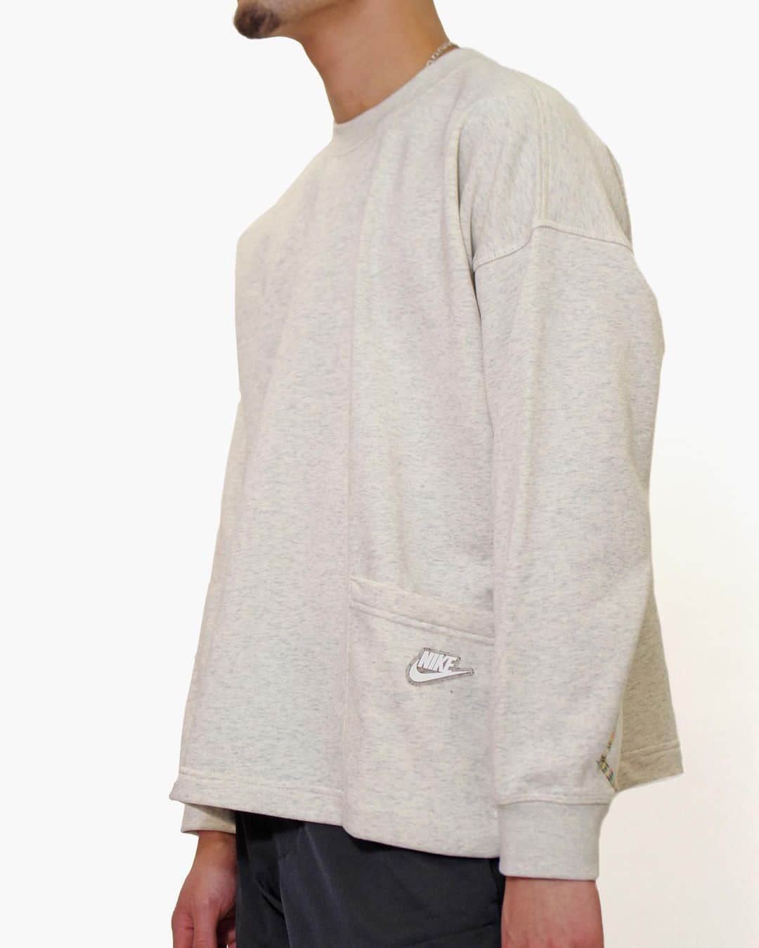 のインスタグラム：「in stock now  ■NIKE WMNS NSW EARTHDAY FT L/S CREW COLOR : WHITE , BLACK SIZE : XS - 2XL PRICE : ¥7,500 (+TAX)  リサイクル素材とオーガニック素材を混紡したフレンチテリーフリースで、重ね着の定番をアップデート。全体に配したステッチのディテールが生み出す独特のパターンが、この気楽なスタイルのサステナブルなデザインを表現。   The French terry fleece, which is a blend of recycled and organic materials, updates the standard layering. The unique pattern created by the stitching details throughout expresses this easy-going style of sustainable design.  #a_and_s #NIKE #NIKENSW #NIKESPORTSWEAR #NIKEEARTHDAY」
