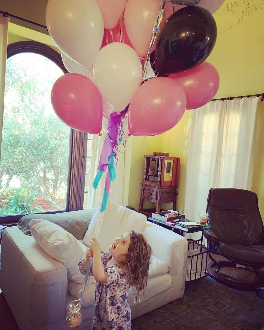 フェリシア・デイのインスタグラム：「Happy birthday to my now four year old! Calliope I love you more every day.」