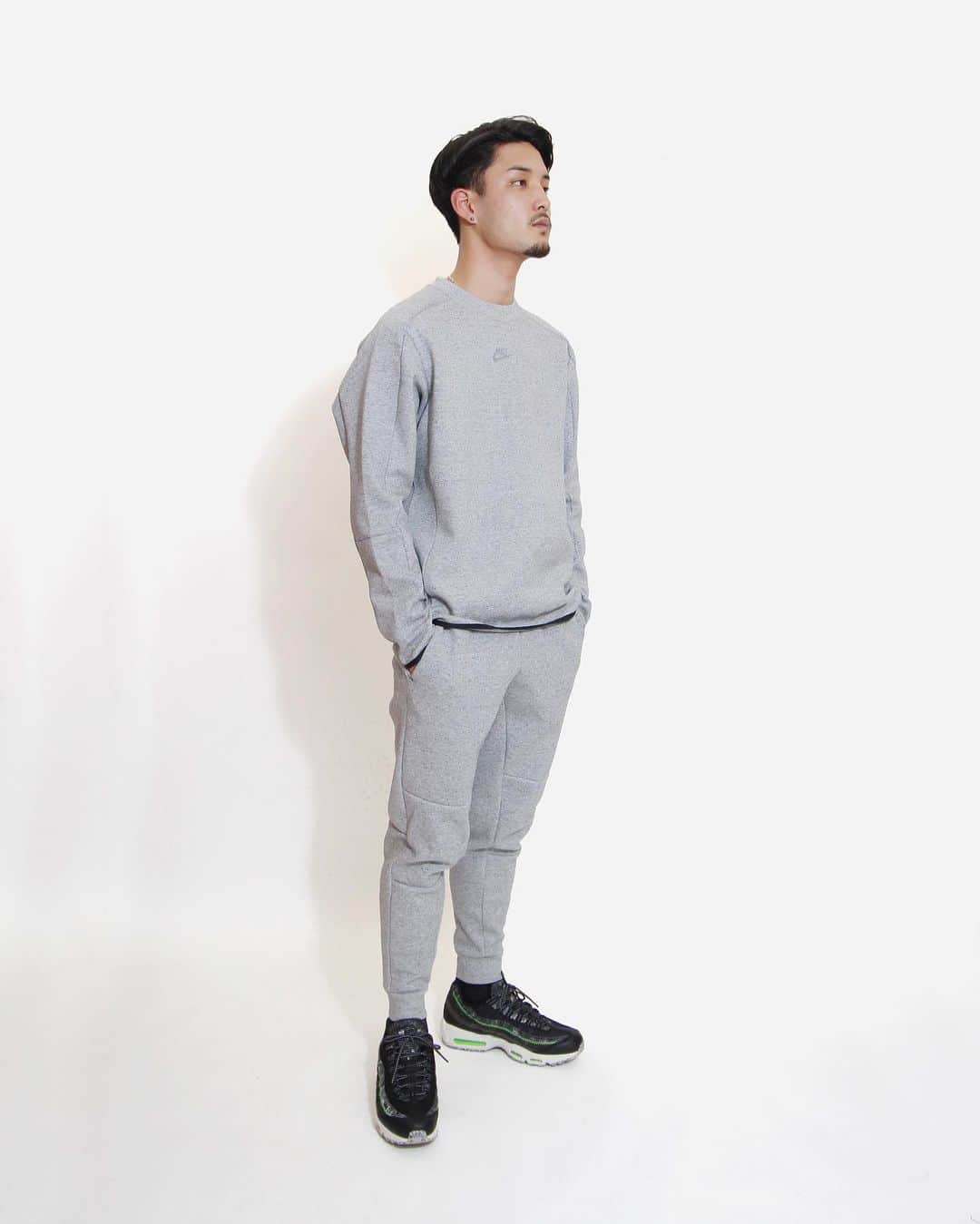 A+Sのインスタグラム：「in stock now  ■NIKE NSW TECH FLEECE L/S CREW TOP COLOR : BLACK/HTR SIZE : S - 2XL PRICE : ¥12,000 (+TAX)  ■NIKE NSW TECH FLEECE PANT COLOR : BLACK/HTR SIZE : S - 2XL PRICE : ¥14,000 (+TAX)  着心地抜群のフリース。 表も裏も滑らかな肌触りのフリース。リサイクル繊維とオーガニック繊維の混紡素材に、処理に必要な水の量が従来よりも少ない染色工程を使用。スマートフォン、鍵、カードなどをさっと入れられて安全に収納できる、右背面の隠しポケット。  A fleece that is extremely comfortable to wear. A fleece that feels smooth on both the front and back. A dyeing process that requires less water for processing is used for the blended material of recycled fiber and organic fiber. A hidden pocket on the back right that allows you to quickly store your smartphone, keys, cards, etc. and store them safely.  #a_and_s #NIKE #NIKESPORTSWEAR #SUSTAINABLE」