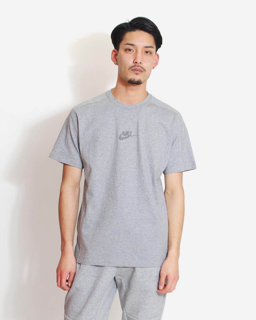 A+Sのインスタグラム：「in stock now  ■NIKE NSW S/S JERSEY COLOR : BLACK/HTR SIZE : S - 2XL PRICE : ¥5,500 (+TAX)  ゆったりとした着用感、環境に配慮したデザイン。 ナイキ スポーツウェア トップは、厚手のジャージー素材を使用。上質な着心地とドレープ感を提供します。 サステナブル繊維とリサイクル素材由来のカラーを組み合わせて、普段使いしやすい一枚に仕上げました。  Loose fit and environmentally friendly design. The Nike Sportswear Top is made from thick jersey material. It provides high quality comfort and drape. By combining sustainable fibers and colors derived from recycled materials, we have created a piece that is easy to use in everyday life.  #a_and_s #NIKE #NIKESPORTSWEAR #SUSTAINABLE」