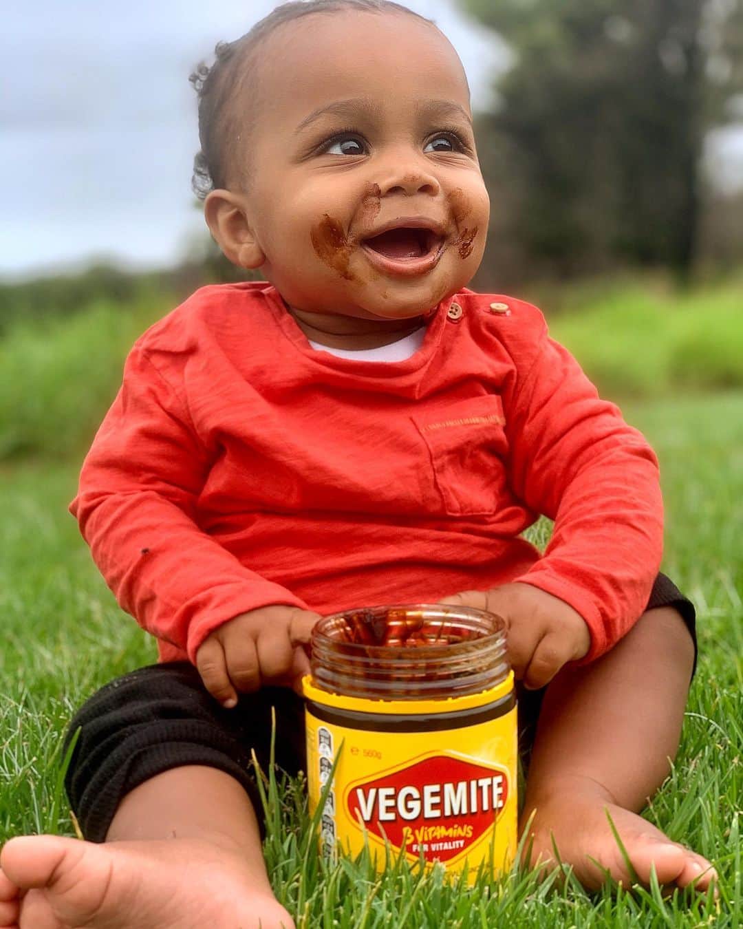 シャーニ・ヴィンソンのインスタグラム：「Nothing says #Australia like an interracial baby sitting in the bush eating a jar of #vegemite 👍🏾  Happy #AustraliaDay 🇦🇺  #happylittlevegemite #vegemitekid @happilyeversley @vegemite」