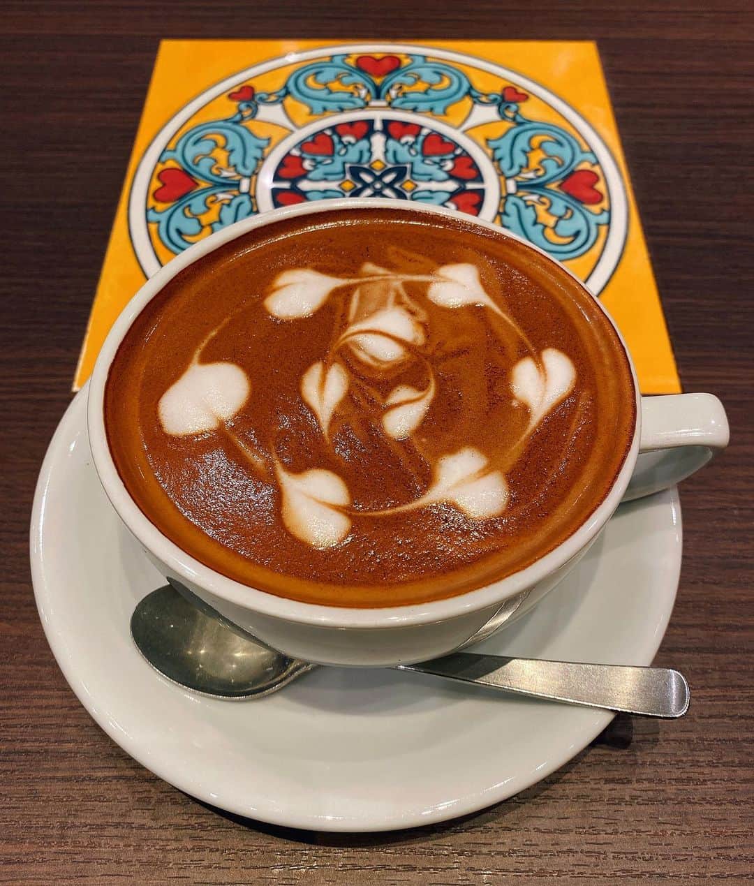 のインスタグラム：「☕️☕️☕️☕️ ・ どんなにバタバタしても午前中に家事や用事は済ませて 午後は少しでも自分の時間に使いたい🌿 娘をお迎えに行くまでの間勉強やリサーチしてると あっとゆう間に時間が過ぎる😅. Urth caffeに来るといつもLAに行きたくなるよー🌈 今年こそは海外行こう💪🏻！ 今日もlatteはアーモンドミルク🥜♡ 出来る事から環境に優しく🐄🌍身体に優しく. ・ ・ ・ ・ ・ ・ #cafe #caffetime #urthcafe #almondmilklatte #momlife #refresh #goodfeeling #instamood #instagood #女の子ママ #ひとり時間 #☕️❤️」