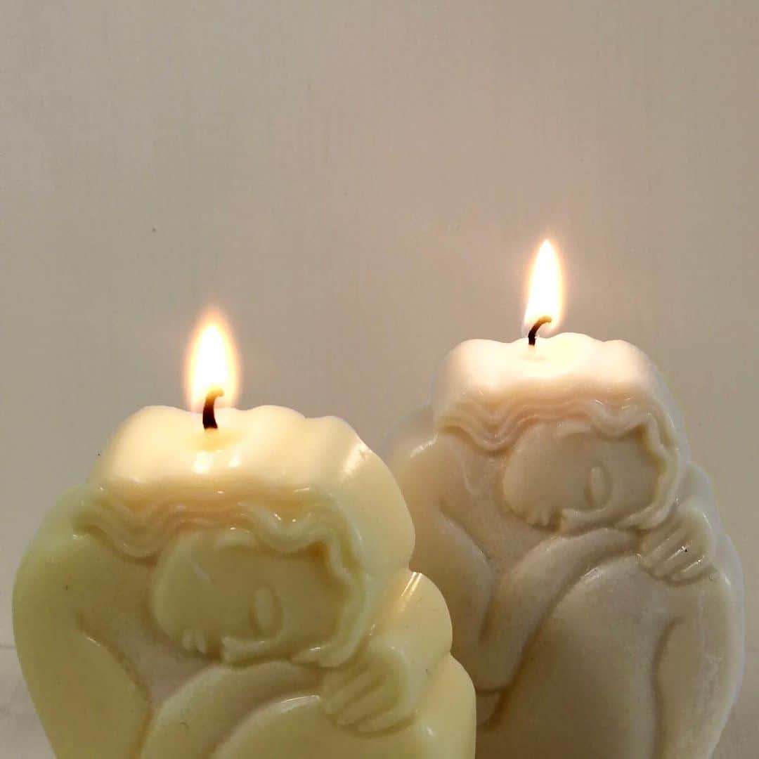 のインスタグラム：「. フェアはじまりました "Stay warm with your loved ones"by YENABELL  カルダモン、バニラ、ベルガモット、ジャスミン、ヒノキ、シダの木、セージ… どこか暖かさをまとった自然由来の香りを調香しました。 ほのかに香る優しいアロマ、キャンドルの灯り、そして愛しの人たちと寄り添う暖かさ。 あなたのもとへ、あなたの親愛なる人のもとへと漂い 冬の温もりを感じれます様に。  暖かさをまとった冬らしい香りの「sleeping lady」が３種。 ・citrus hinoki ・pure Jasmine ・midnight vanilla（ギフトボックスAroma spray 付）  -完売いたしました- ※店頭分はリボンのついたギフトパッケージでご用意しています。 ※入荷情報については代官山蔦屋書店料理アカウントよりお知らせいたします。（@daikanyamatsutaya_cookbooks）  3号館 1階 料理フロアにて 2021年01月26日(火) - 02月19日(金)   #yenabell #sleepinglady #scentedcandle  #代官山蔦屋書店」
