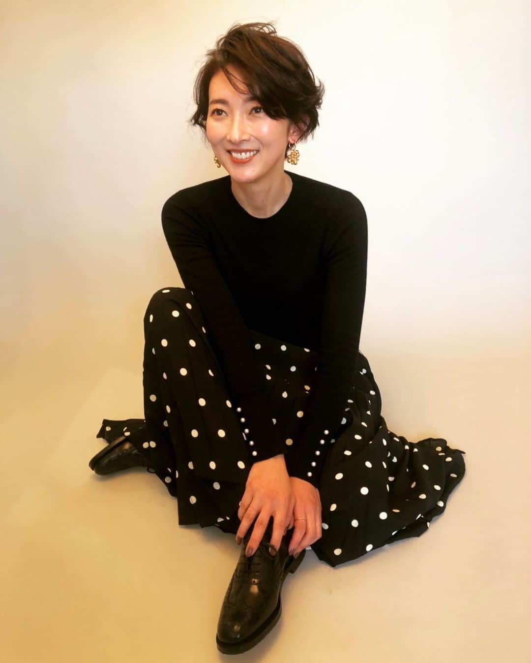 石井のり子のインスタグラム：「** こんなスタイリング自分でできたらいいのに🥲♡ @nakagawa77 さん @mihoko0608 さん * * 最近娘のやりたい事・食べ物の好き嫌いがハッキリしてきました。 嫌だとかなりの勢いで怒ってきます😧オモシロイ。 * * #hairstyle #shorthair #hairarrange #shooting #misteromamare #ショートヘア #大人ショート #ショートスタイル #ヘアスタイル」