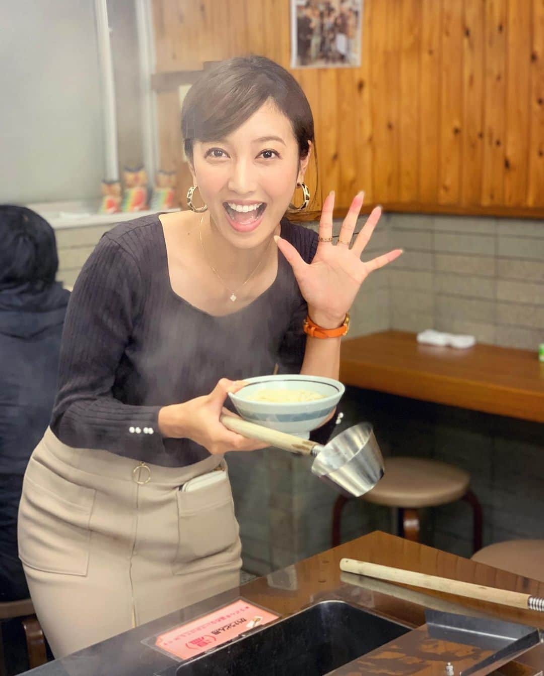 小澤陽子さんのインスタグラム写真 - (小澤陽子Instagram)「𝚒𝚗 𝚙𝚛𝚒𝚟𝚊𝚝𝚎❁  👌🏻＝⑥。  ①をサインしている写真を探した時に出てきた、 2019年の香川旅行での#うどんカウントシリーズ 📷。  実はこの旅行の２日間で食べたうどんは、 ６杯でした…🥺🍜✨  #香川のうどんはコシが違う ので、 最後はお腹がパッツンパッツンに。。 美味しかったなぁ…🤤❤︎  #うどんとアートの旅  #また旅行が行けるような日が早くきますように #うどん県 #香川県 #うどん #うどん食べ歩き  #食べすぎ #2019年 #香川旅行 #ちなみに #今日はこの時一緒に旅行した #幼馴染 の#誕生日🎂 #OMEDETO☻ #また行こうね🥰」1月26日 14時36分 - yoko.ozawa729